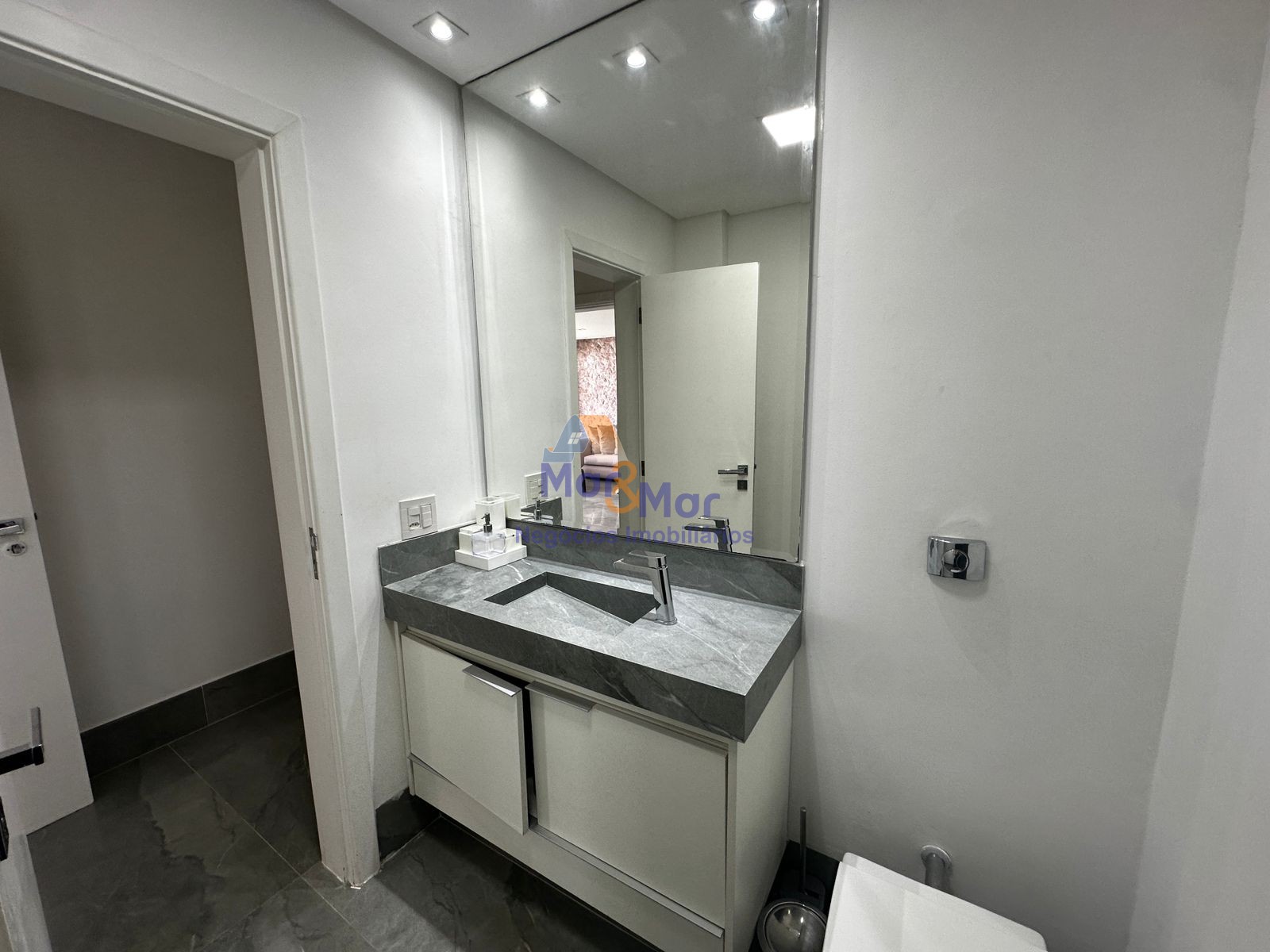 Apartamento Frente ao Mar nas Pitangueiras, Guarujá - SP