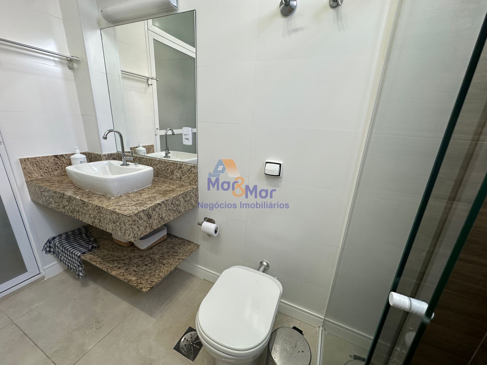Apartamento na Praia das Pitangueiras, Guarujá - SP