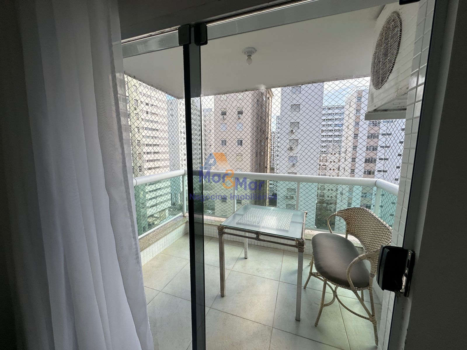 Apartamento na Praia das Pitangueiras, Guarujá - SP