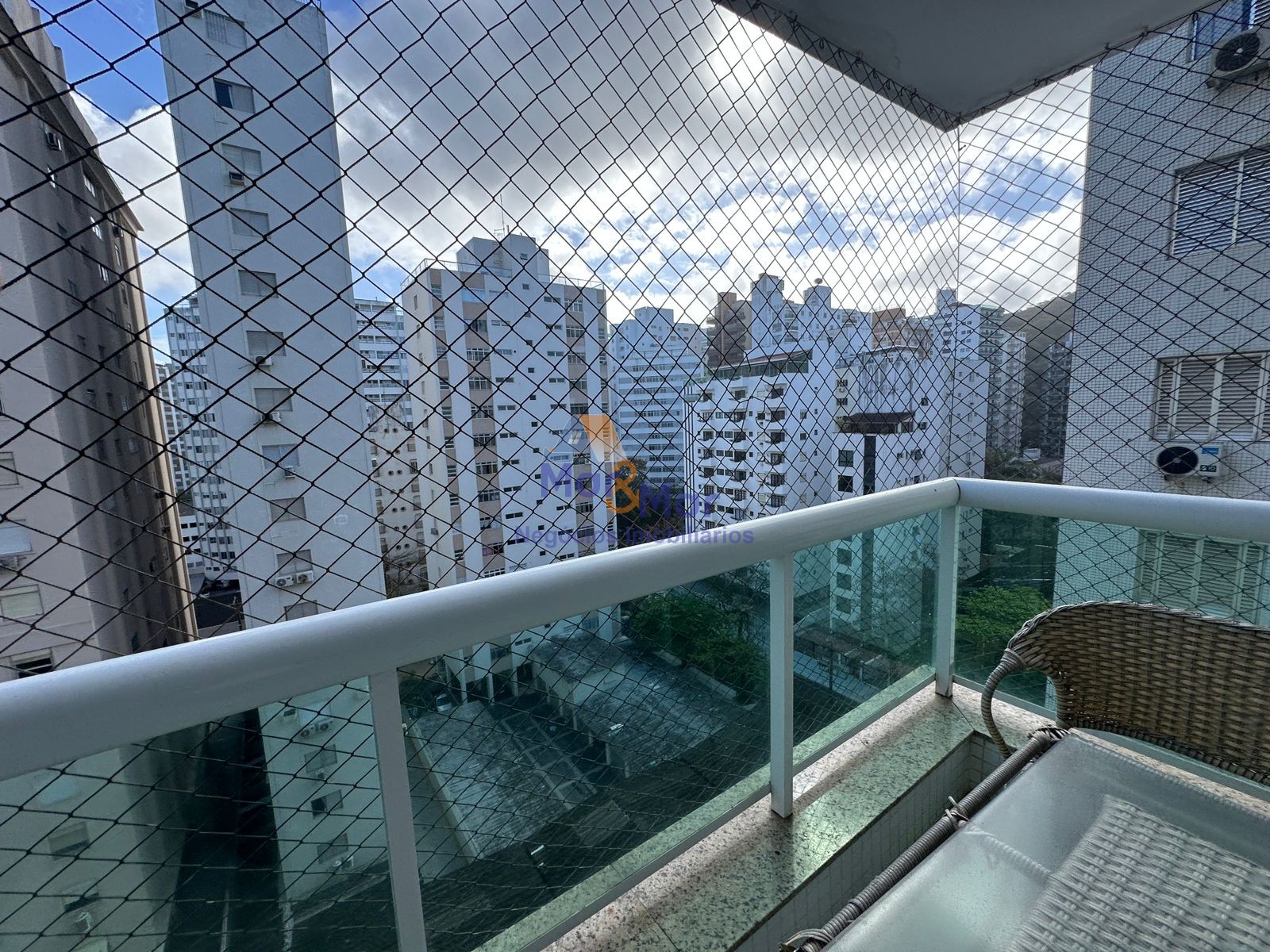 Apartamento na Praia das Pitangueiras, Guarujá - SP
