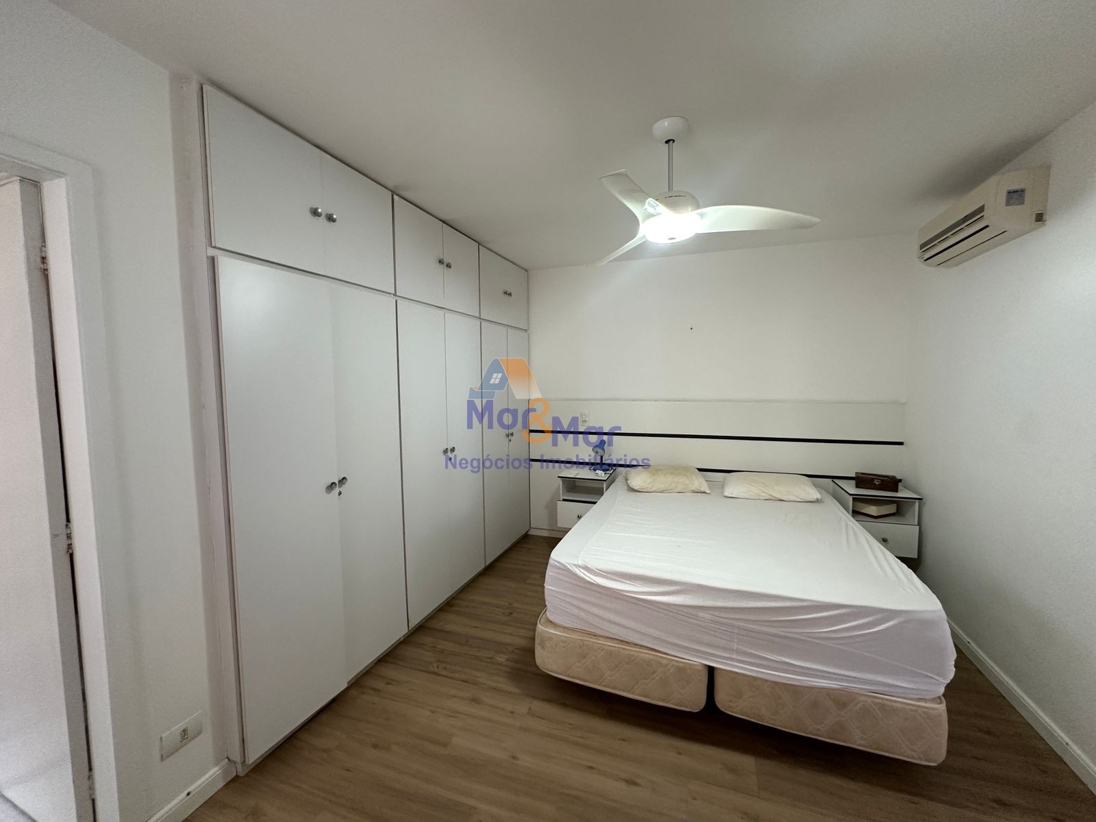 Apartamento na Praia das Pitangueiras, Guarujá - SP