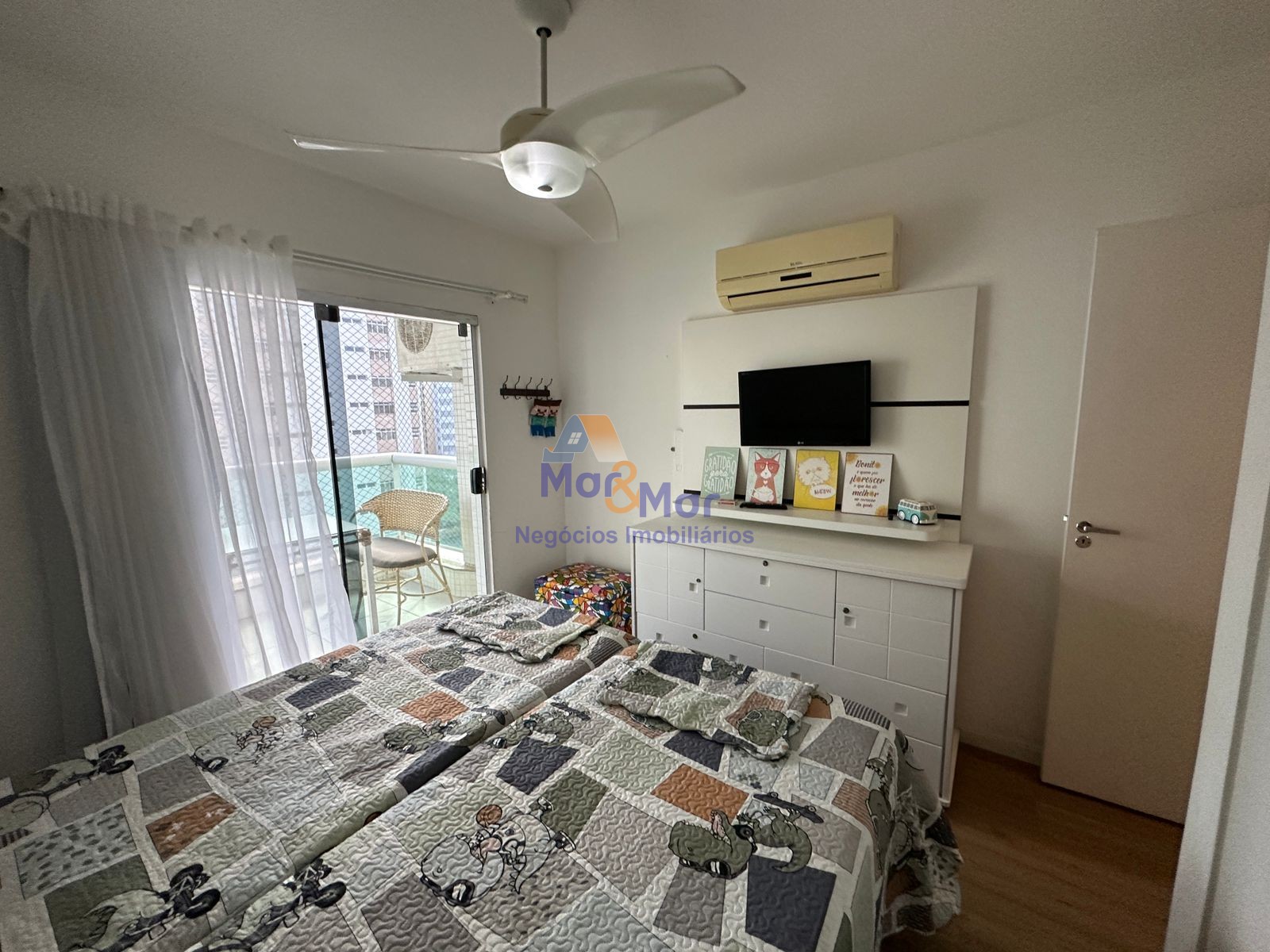 Apartamento na Praia das Pitangueiras, Guarujá - SP