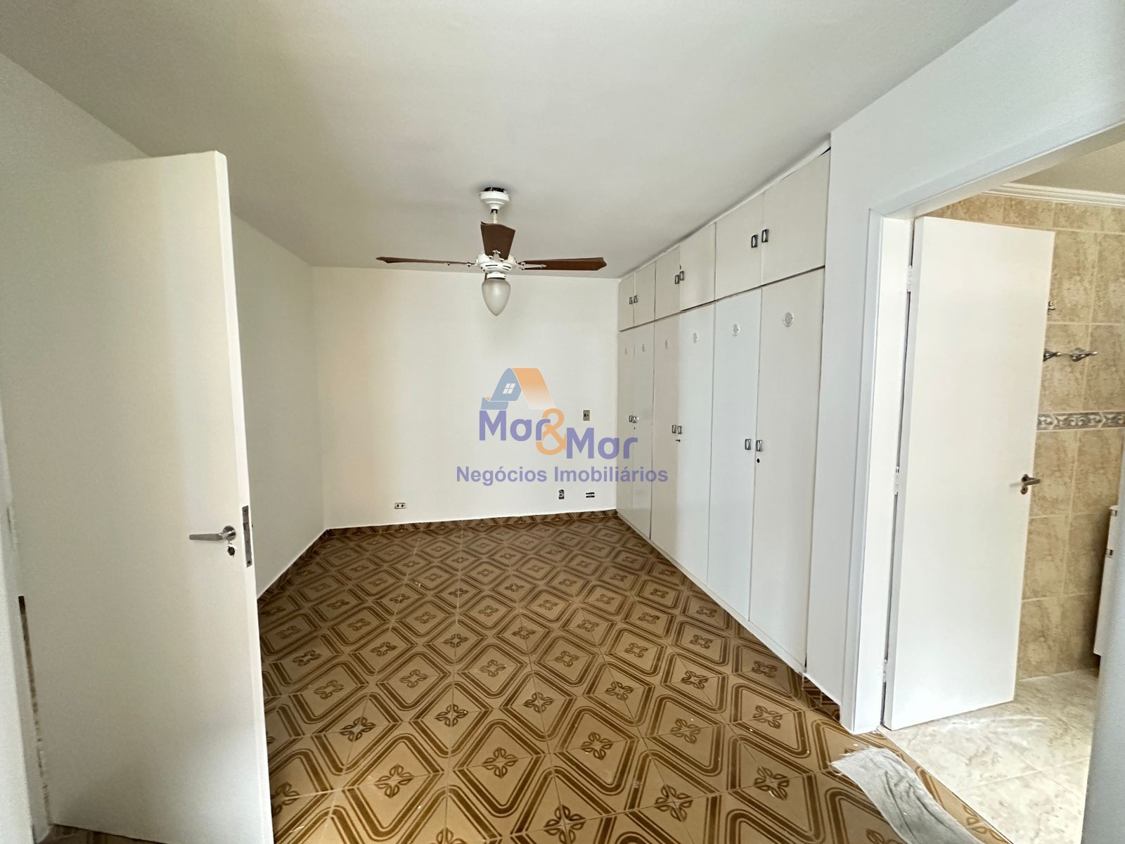 Apartamento na Praia das Pitangueiras, Guarujá - SP