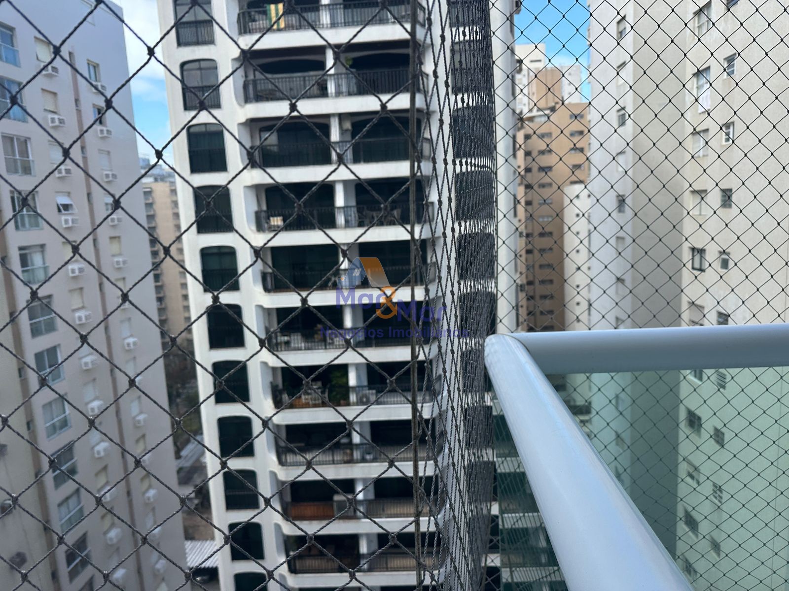 Apartamento na Praia das Pitangueiras, Guarujá - SP