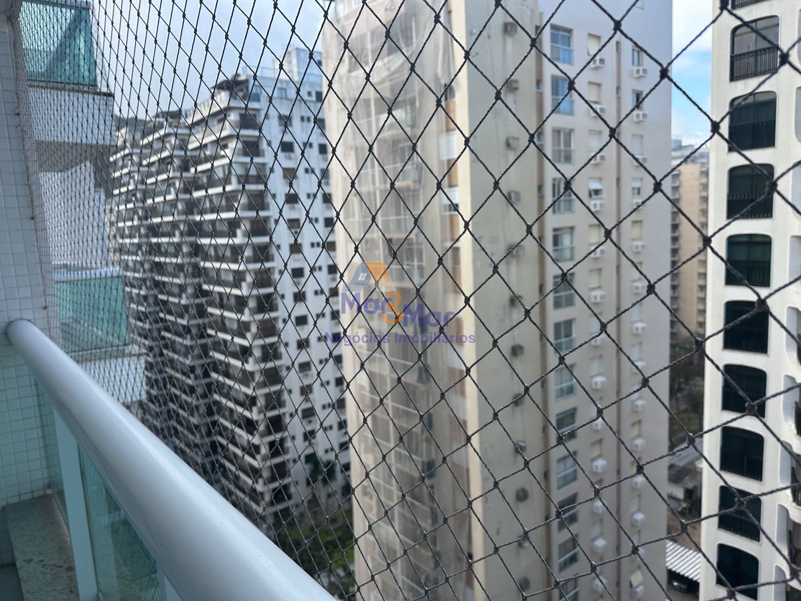 Apartamento na Praia das Pitangueiras, Guarujá - SP