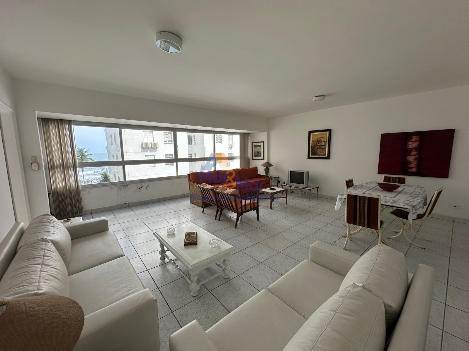 Apartamento na Praia das Pitangueiras, Guarujá - SP