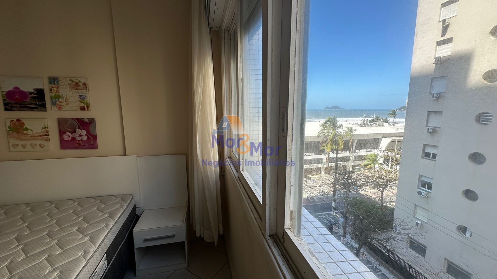 Apartamento na Praia das Pitangueiras, Guarujá - SP