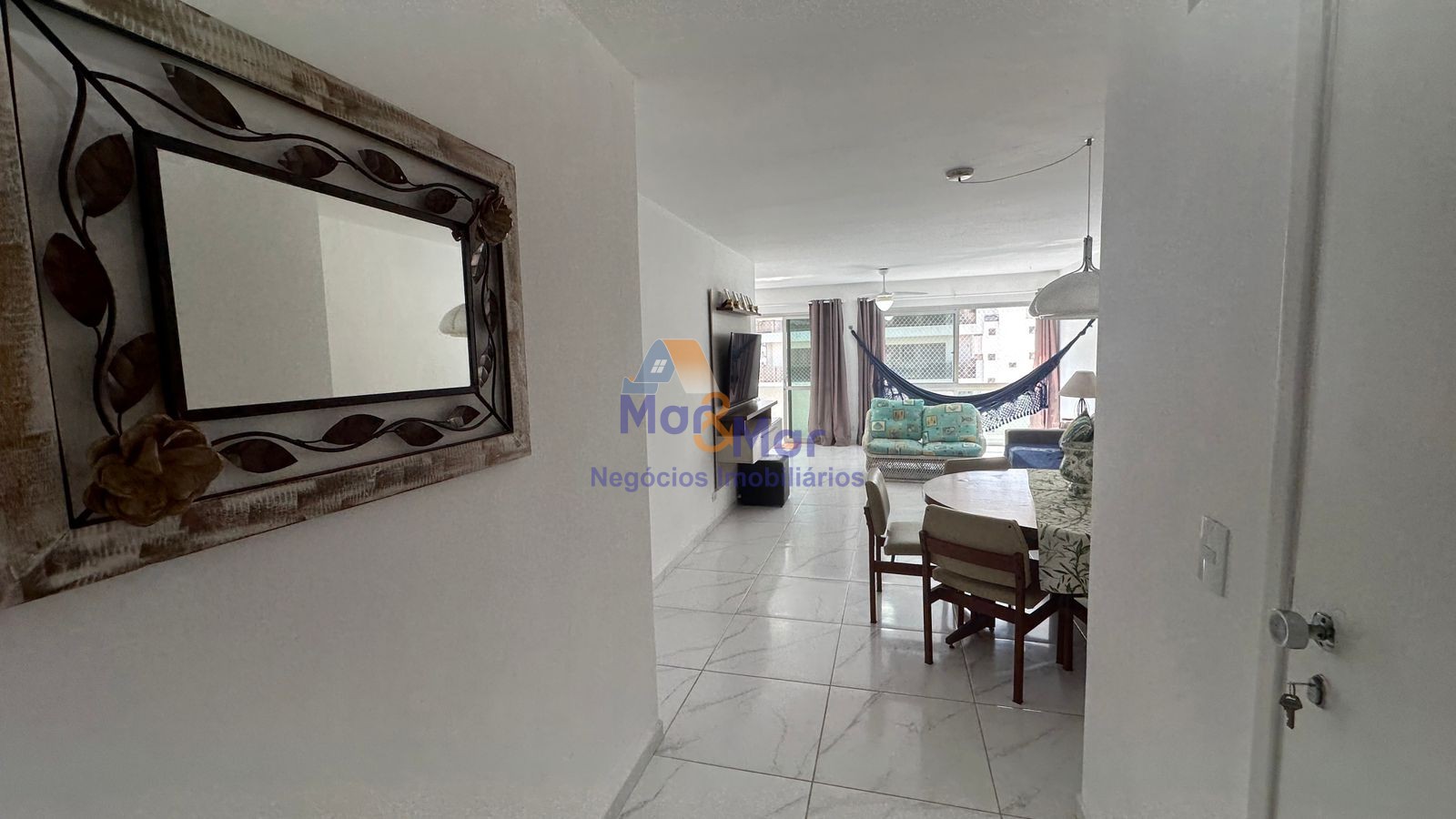 Apartamento na Praia das Pitangueiras, Guarujá - SP