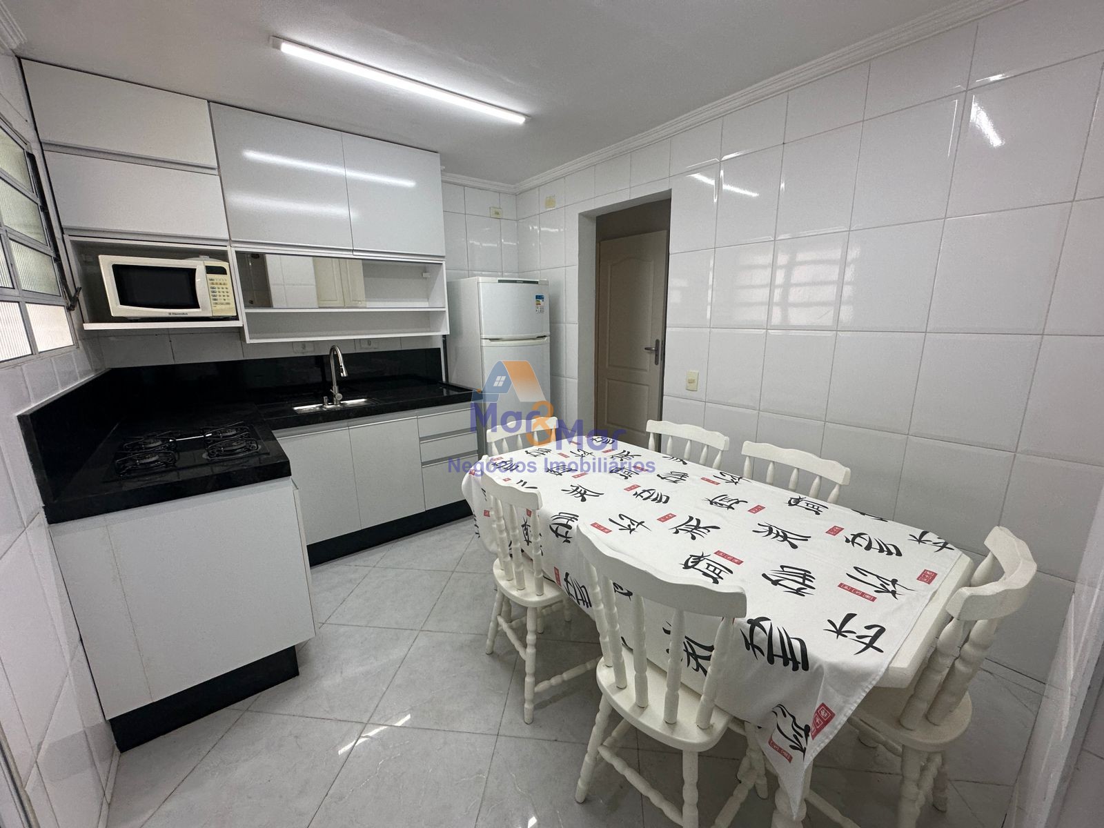 Apartamento na Praia das Pitangueiras, Guarujá - SP