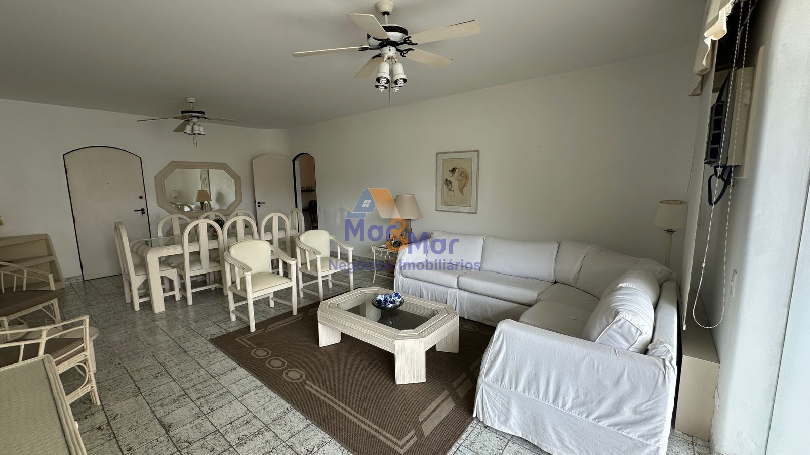 Apartamento na Praia das Pitangueiras, Guarujá - SP