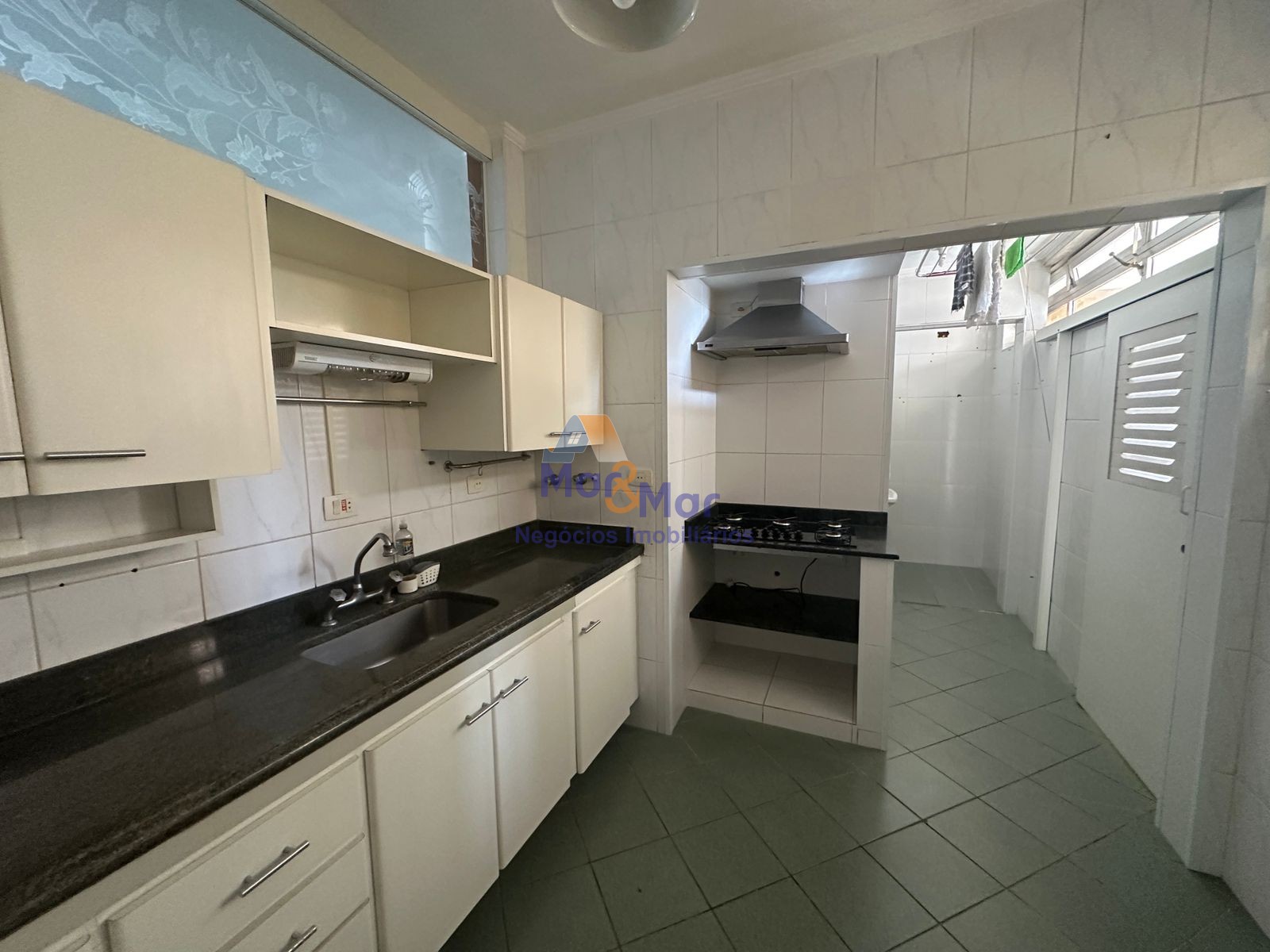 Apartamento na Praia das Pitangueiras, Guarujá - SP