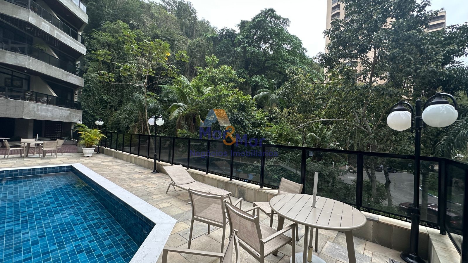 Apartamento na Praia das Pitangueiras, Guarujá - SP