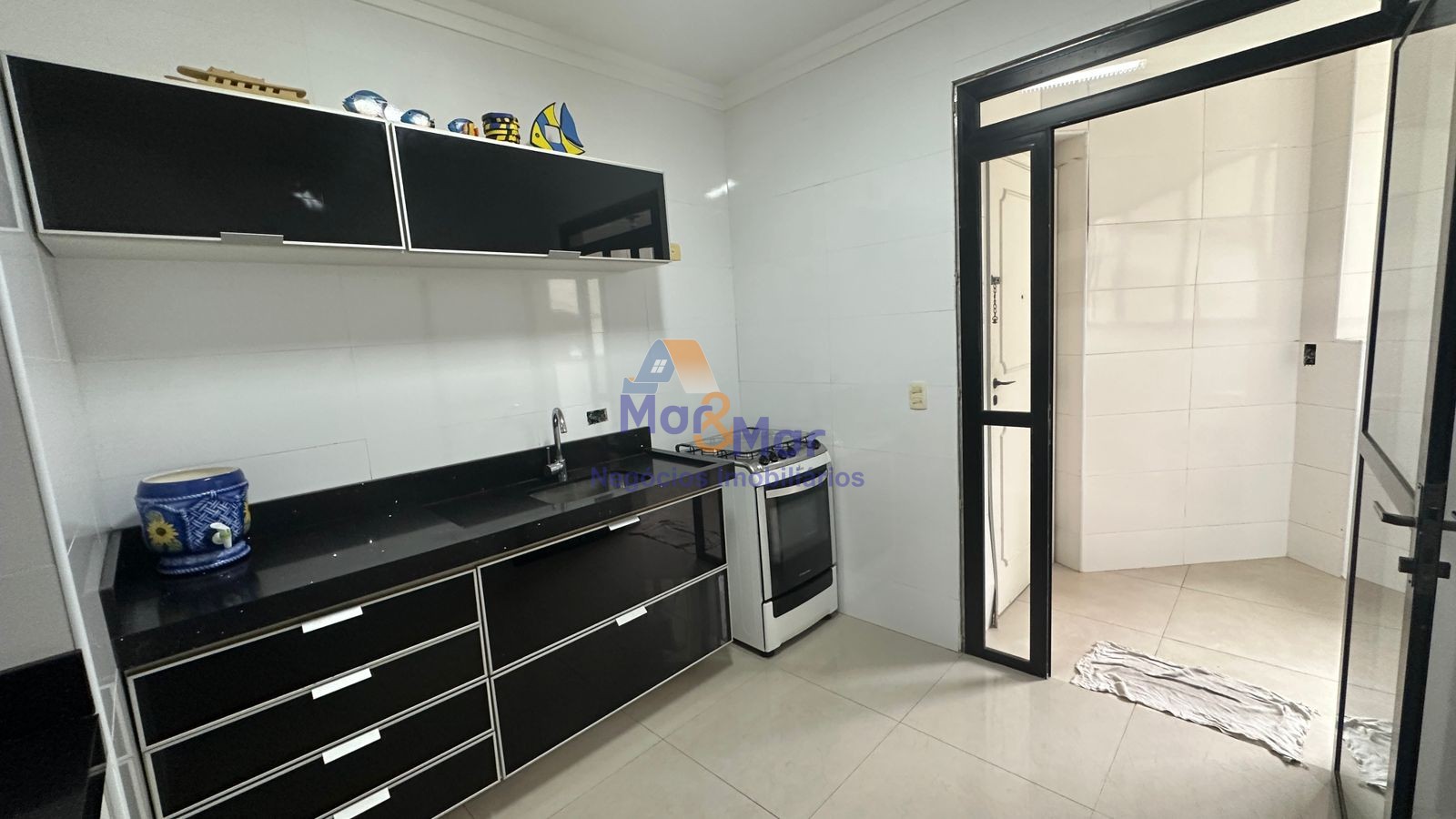 Apartamento na Praia das Pitangueiras, Guarujá - SP