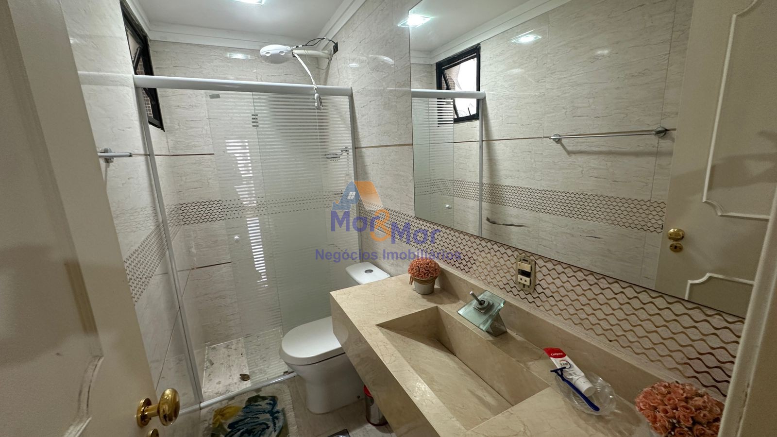 Apartamento na Praia das Pitangueiras, Guarujá - SP
