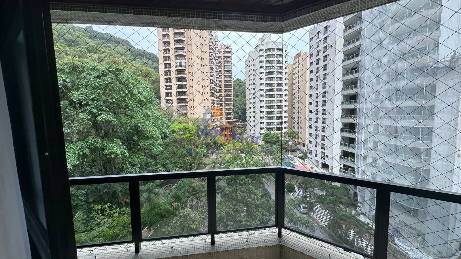 Apartamento na Praia das Pitangueiras, Guarujá - SP