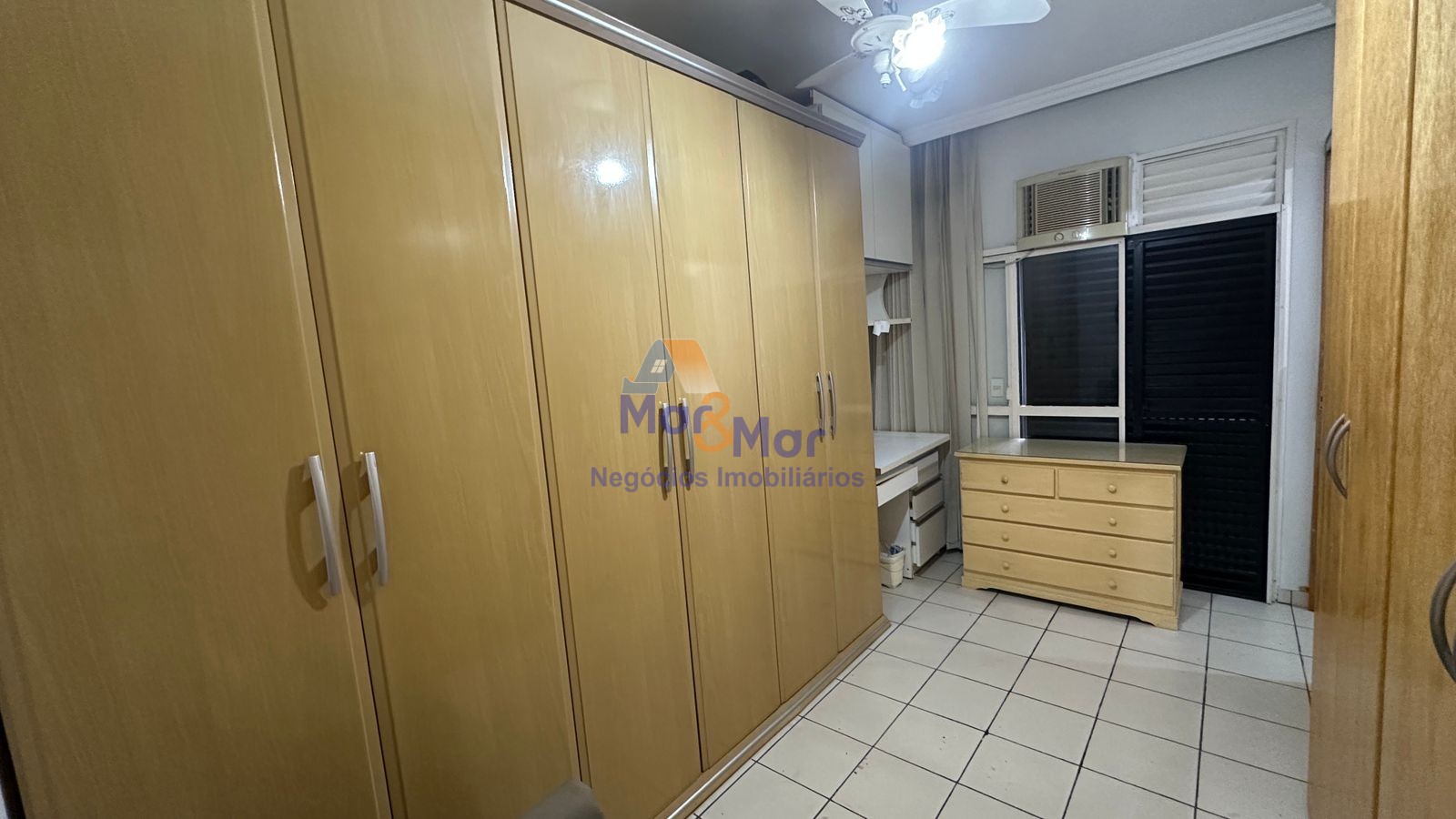 Apartamento na Praia das Pitangueiras, Guarujá - SP