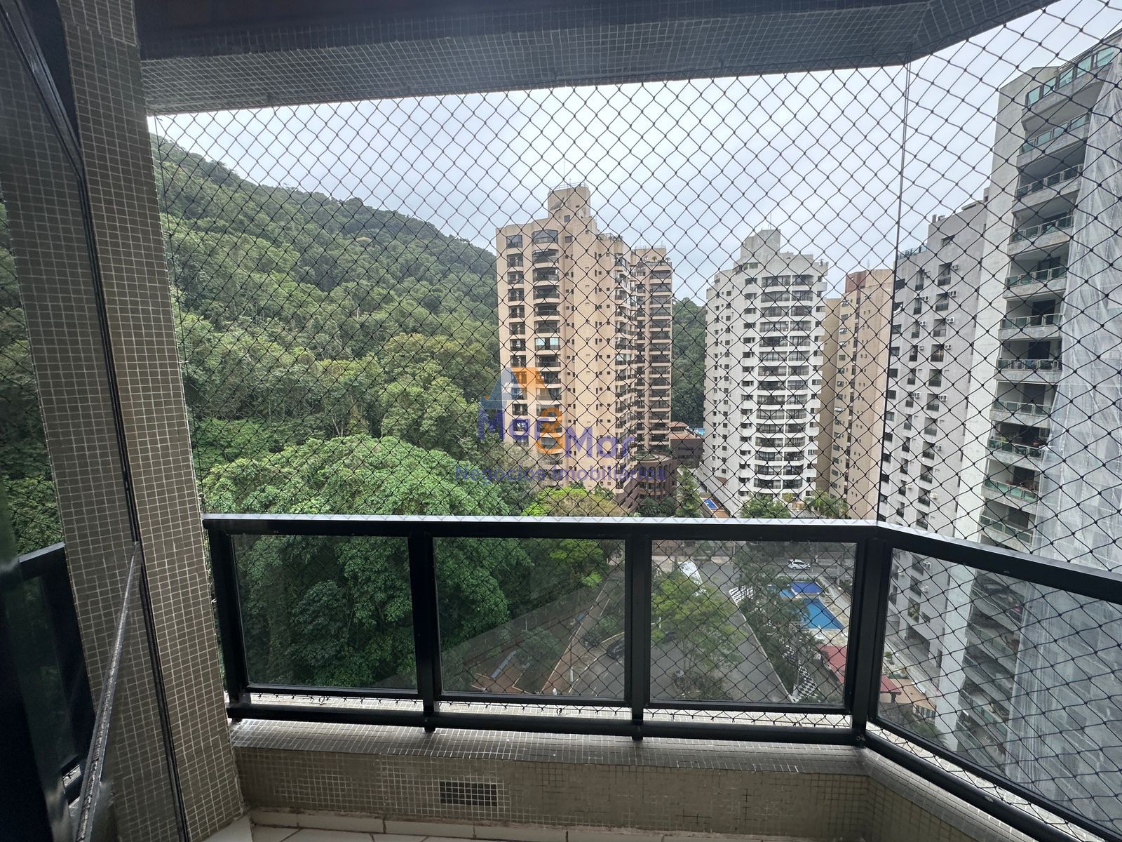 Apartamento na Praia das Pitangueiras, Guarujá - SP
