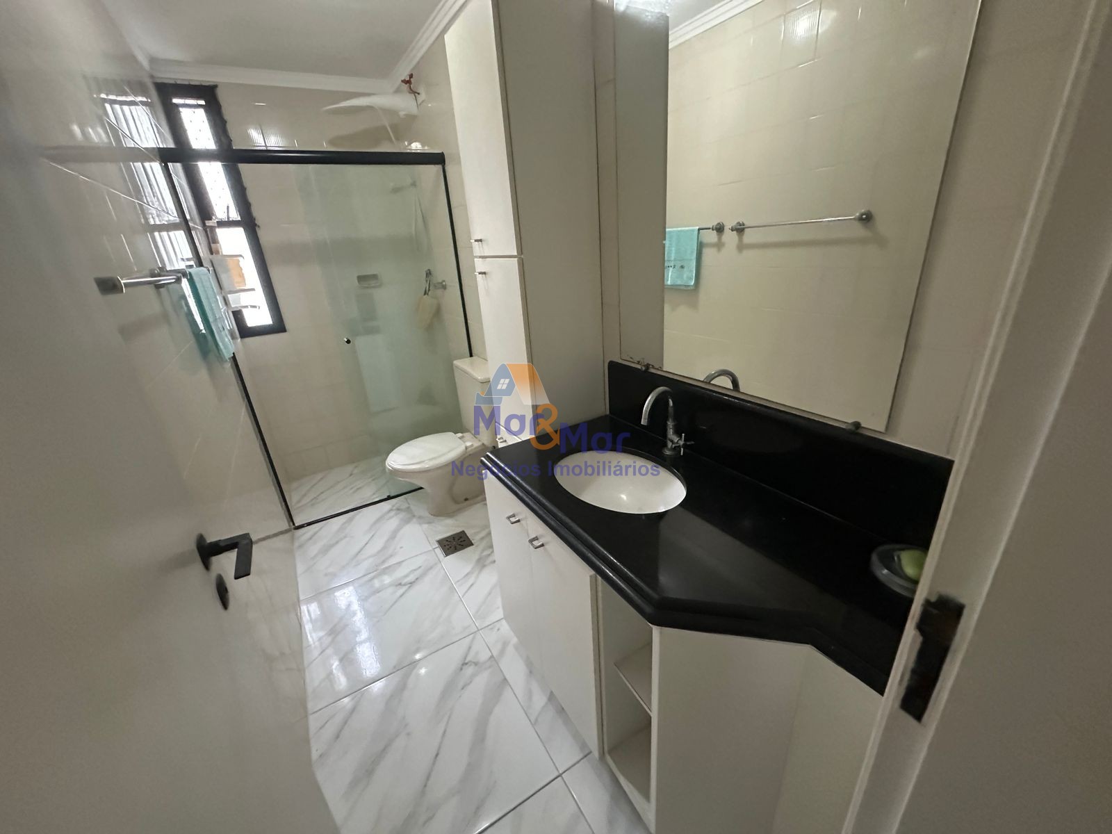 Apartamento na Praia das Pitangueiras, Guarujá - SP