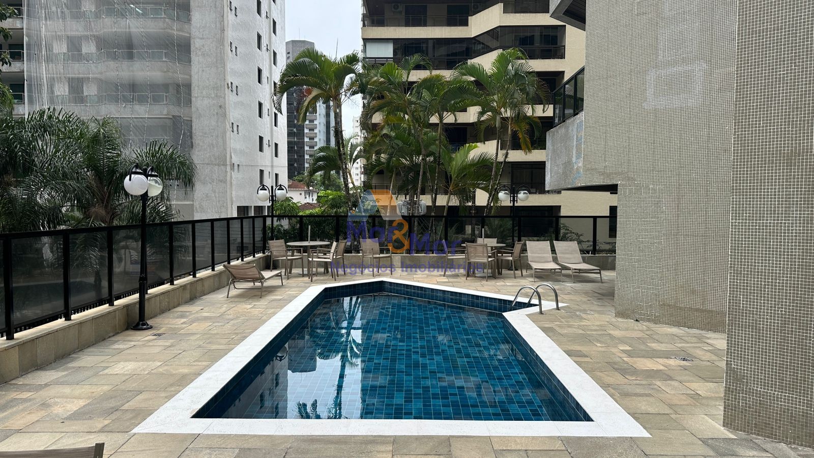 Apartamento na Praia das Pitangueiras, Guarujá - SP