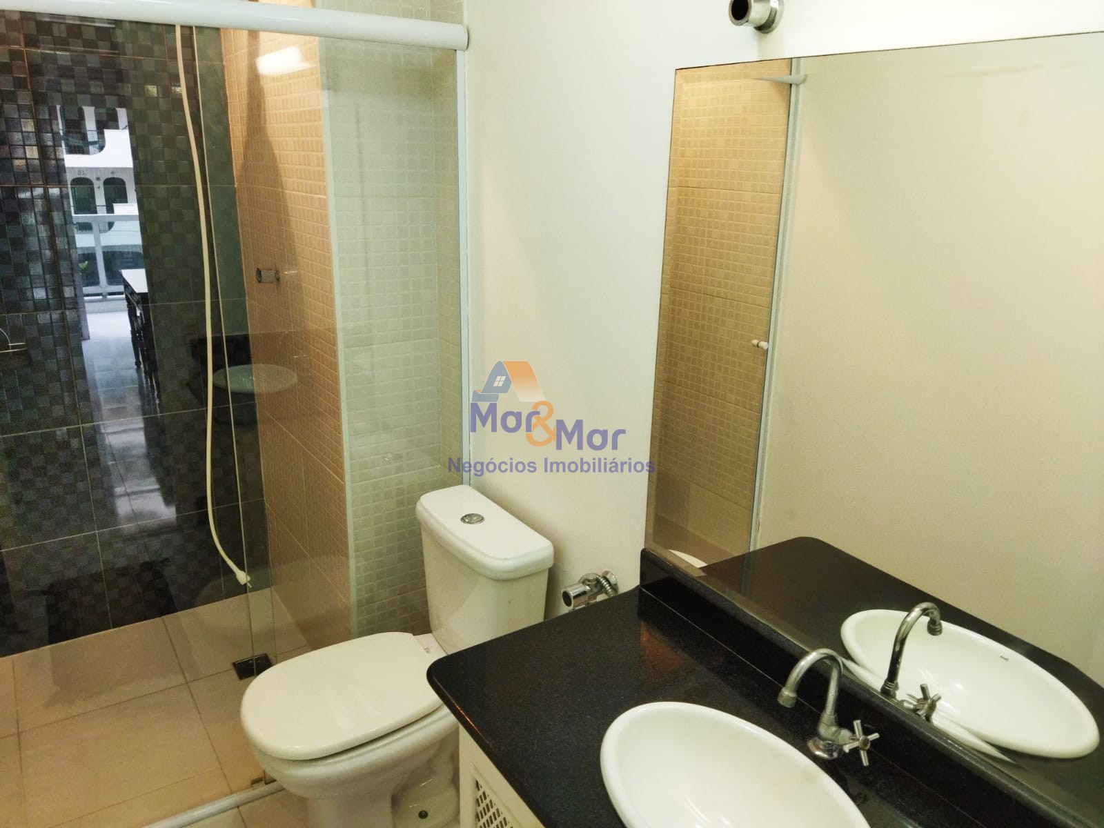 Apartamento na Praia das Pitangueiras, Guarujá - SP
