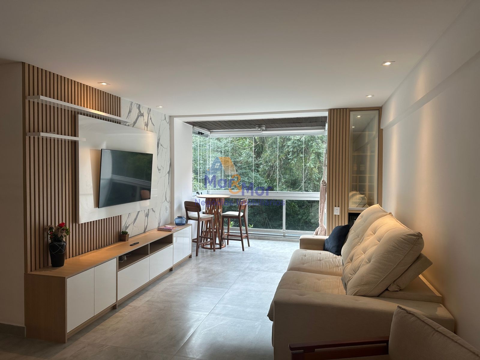 Apartamento na Praia das Pitangueiras, Guarujá - SP