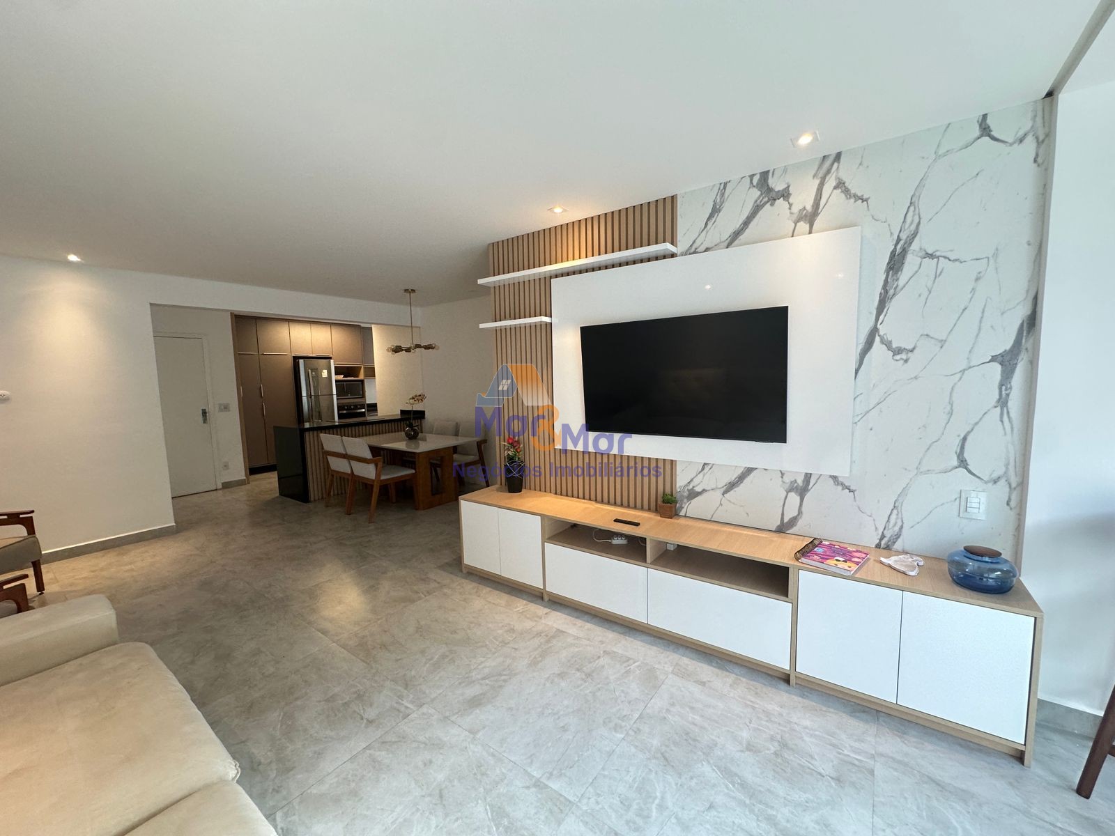 Apartamento na Praia das Pitangueiras, Guarujá - SP