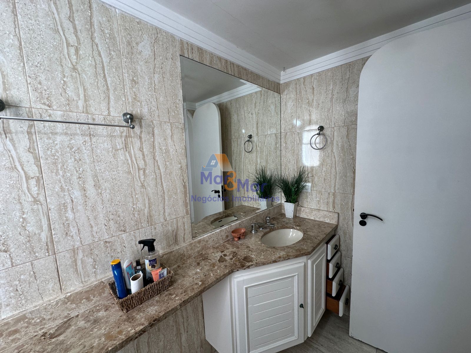 Apartamento na Praia das Pitangueiras, Guarujá - SP