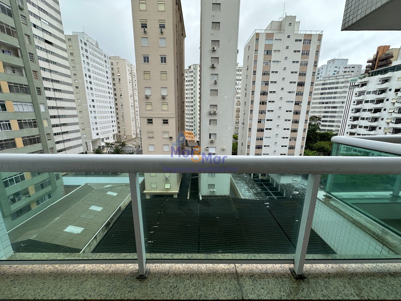 Apartamento na Praia das Pitangueiras, Guarujá - SP