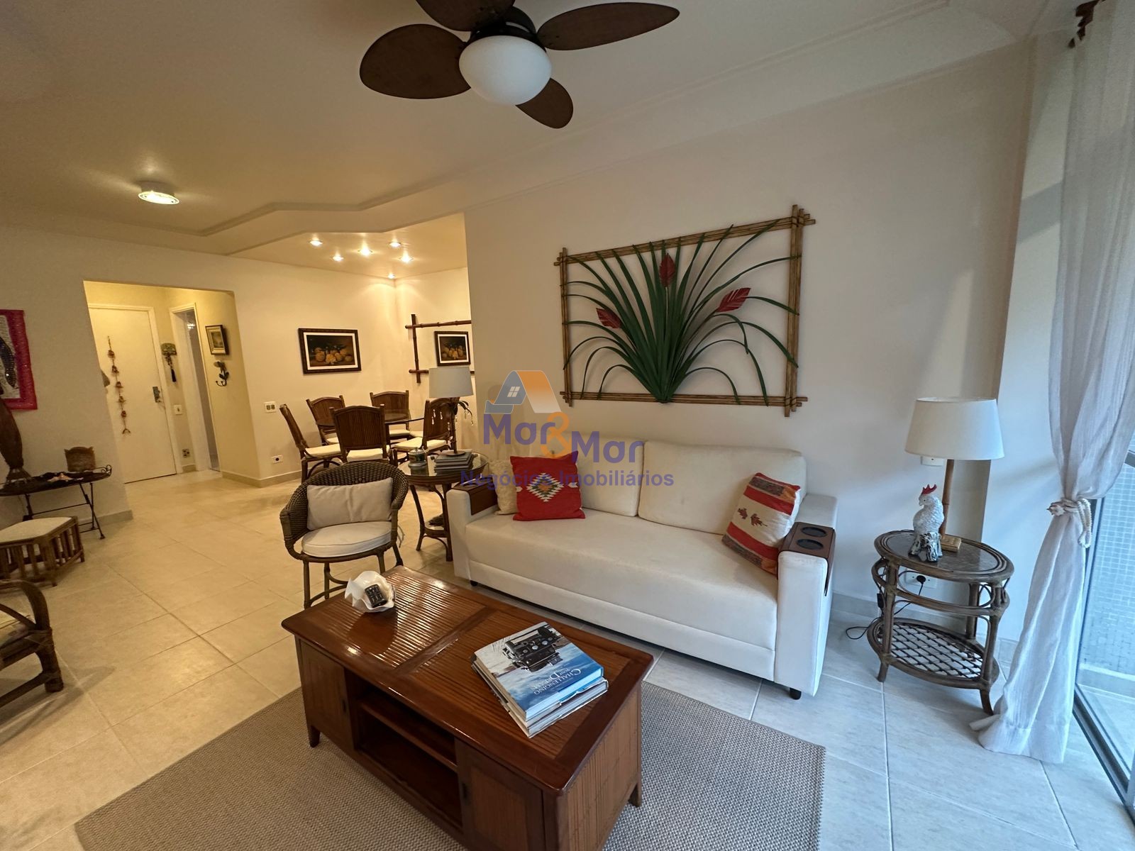 Apartamento na Praia das Pitangueiras, Guarujá - SP