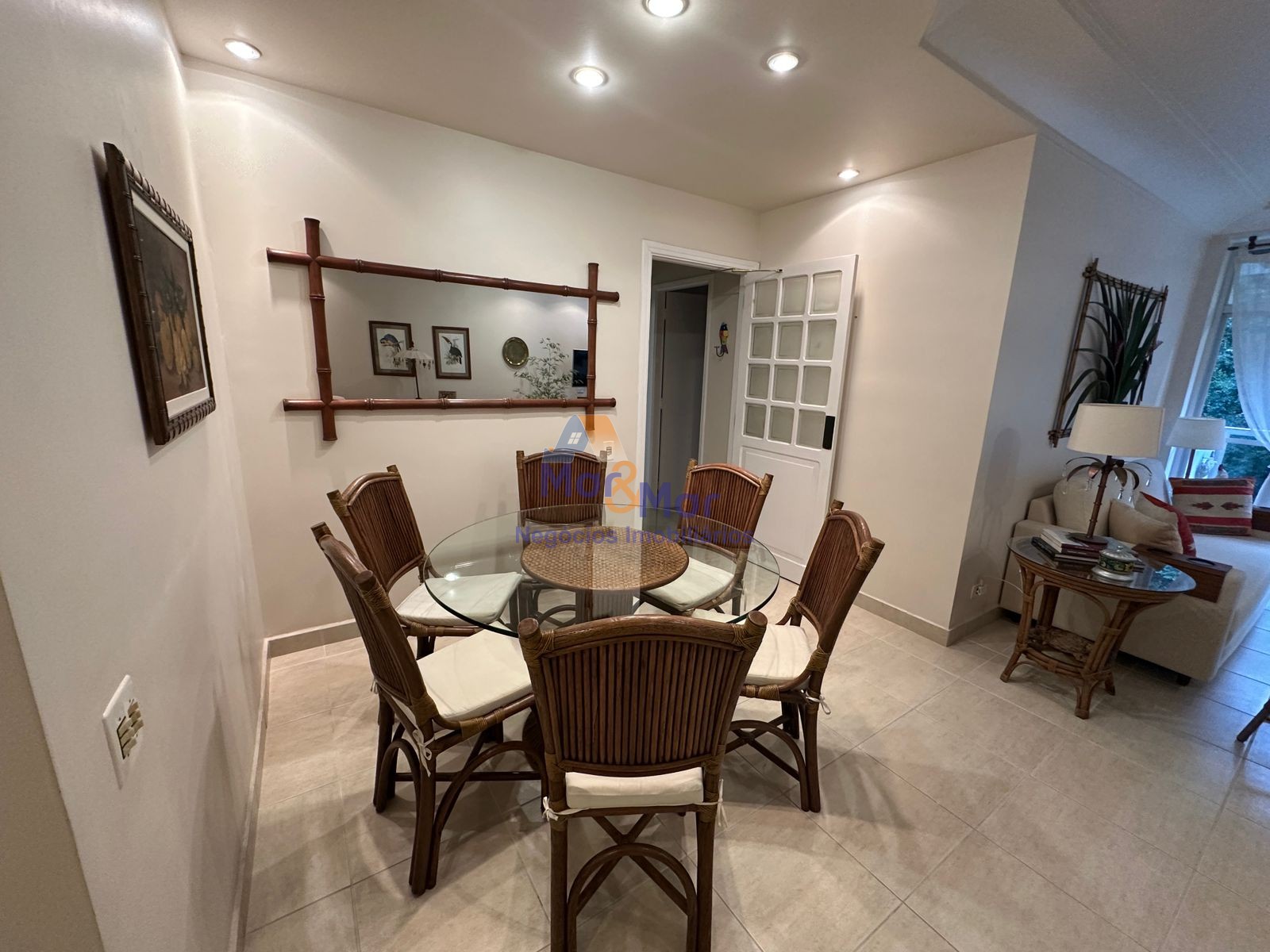 Apartamento na Praia das Pitangueiras, Guarujá - SP
