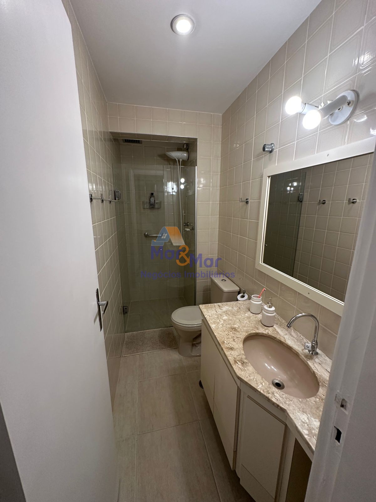 Apartamento na Praia das Pitangueiras, Guarujá - SP