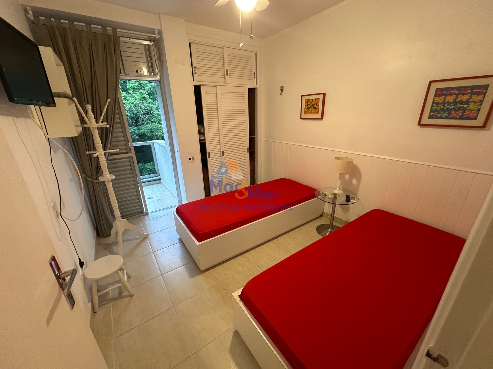 Apartamento na Praia das Pitangueiras, Guarujá - SP