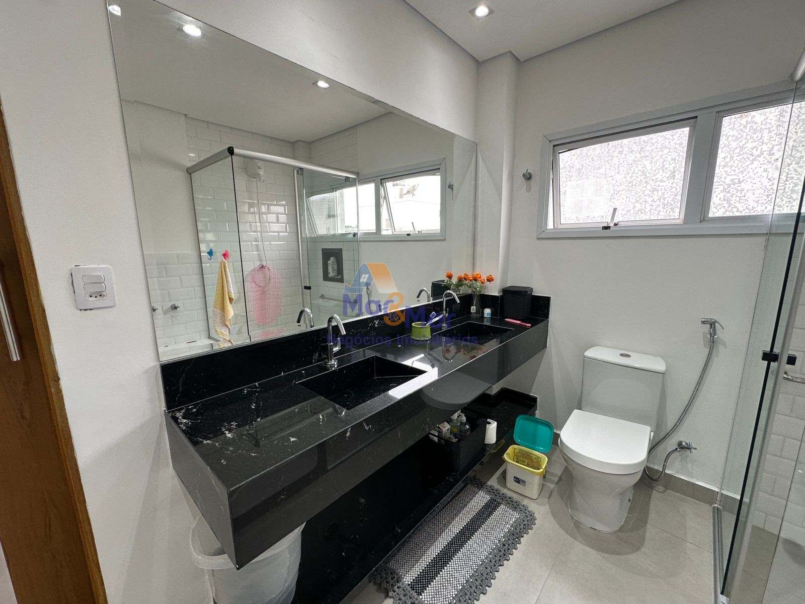 Apartamento na Praia das Pitangueiras, Guarujá - SP