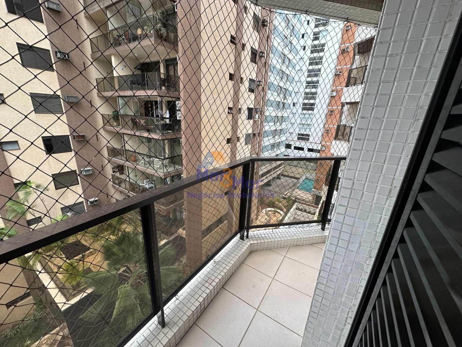 Apartamento na Praia das Pitangueiras, Guarujá - SP