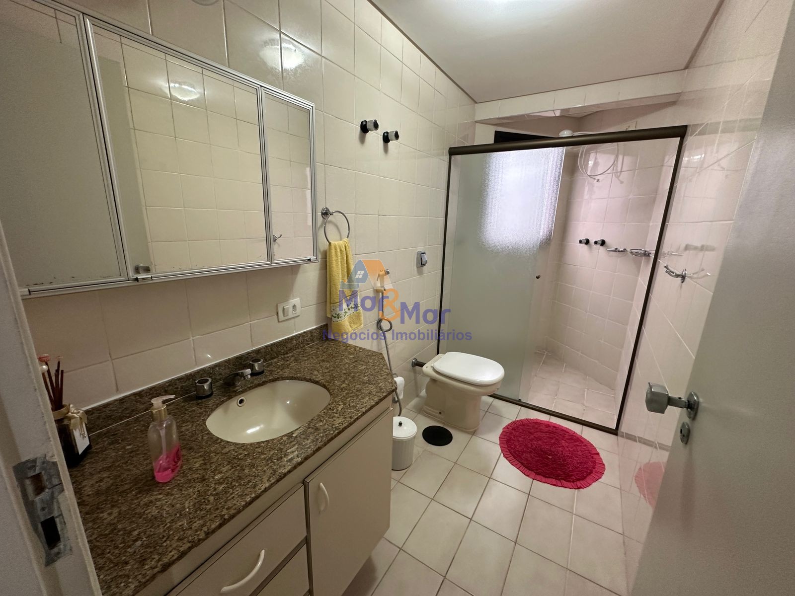 Apartamento na Praia das Pitangueiras, Guarujá - SP
