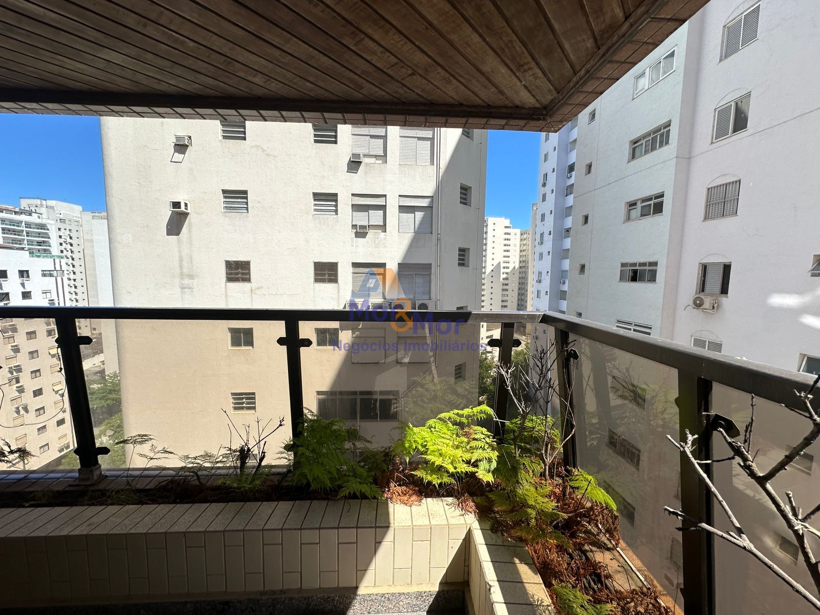 Apartamento na Praia das Pitangueiras, Guarujá - SP