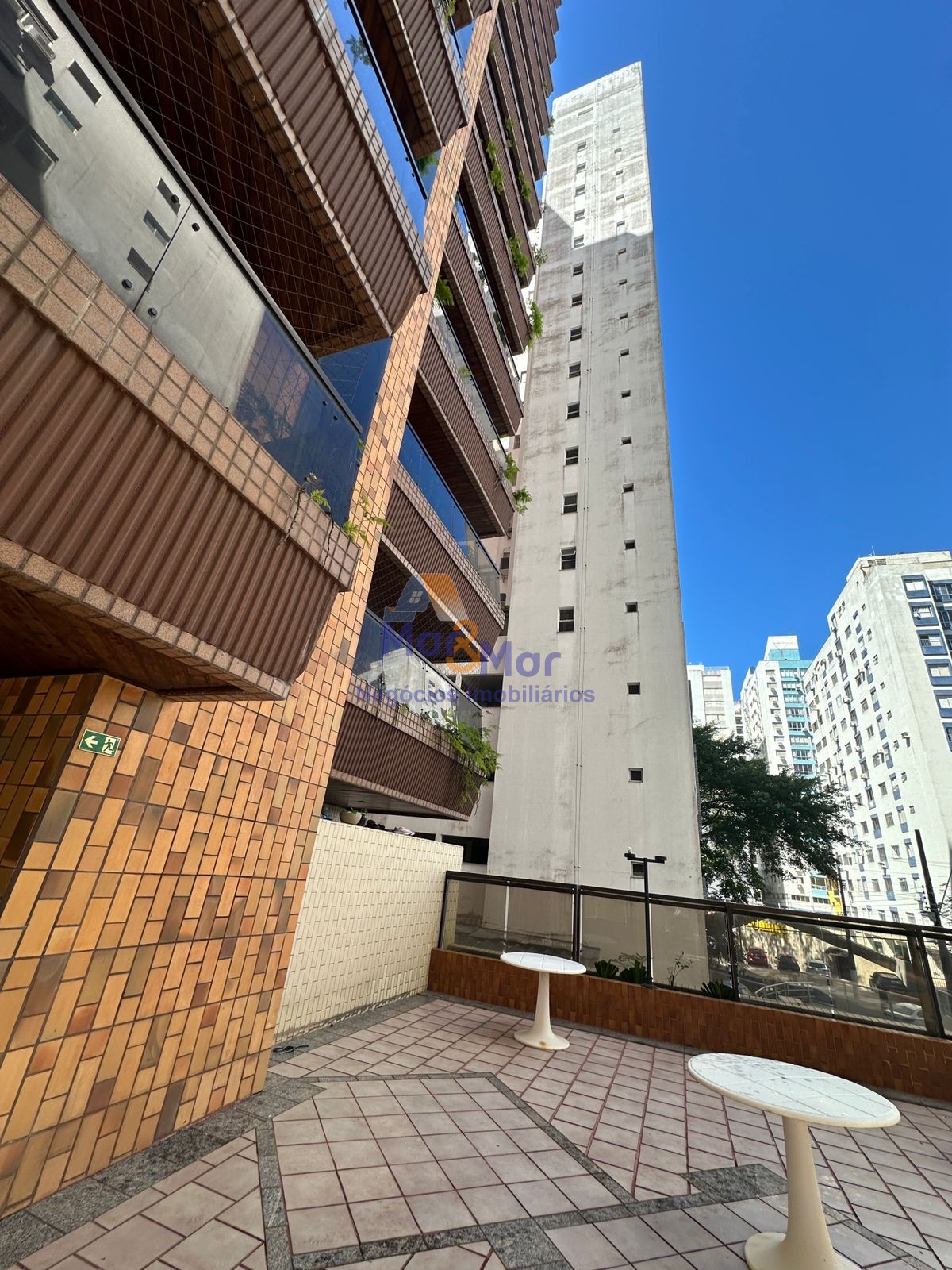 Apartamento na Praia das Pitangueiras, Guarujá - SP