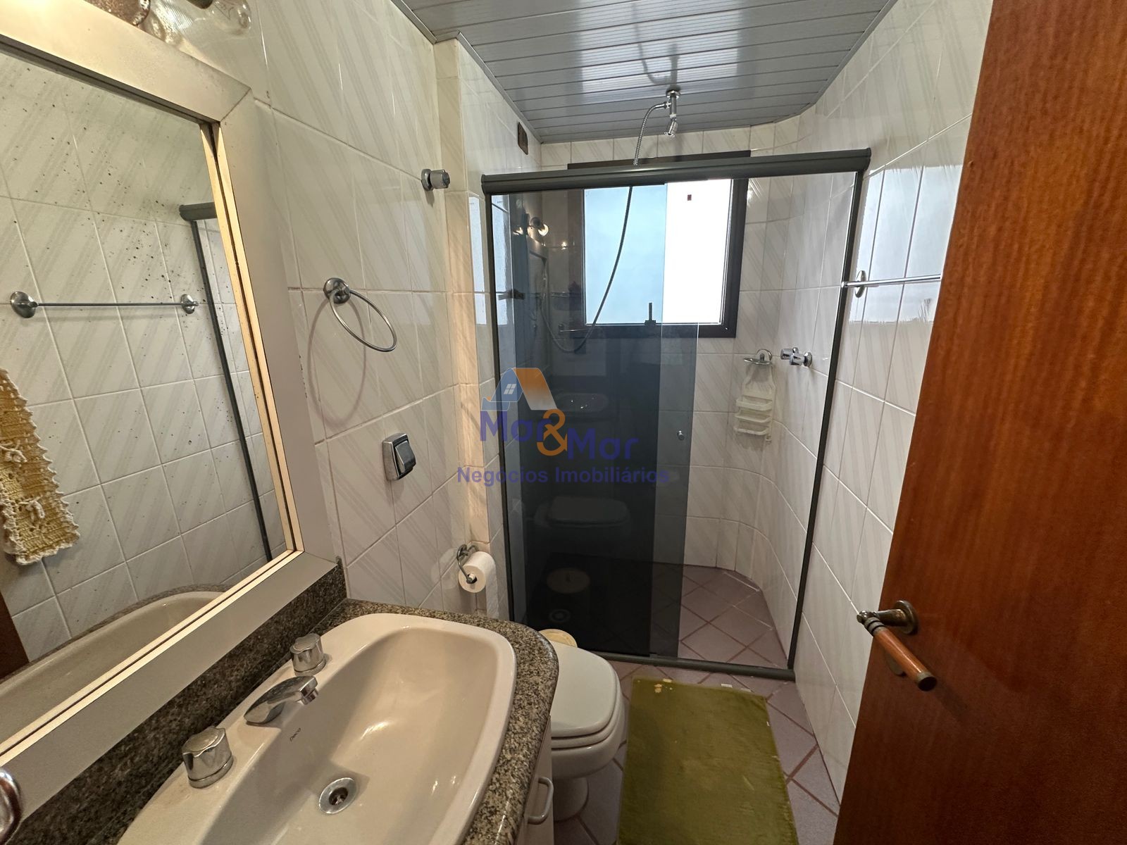 Apartamento na Praia das Pitangueiras, Guarujá - SP