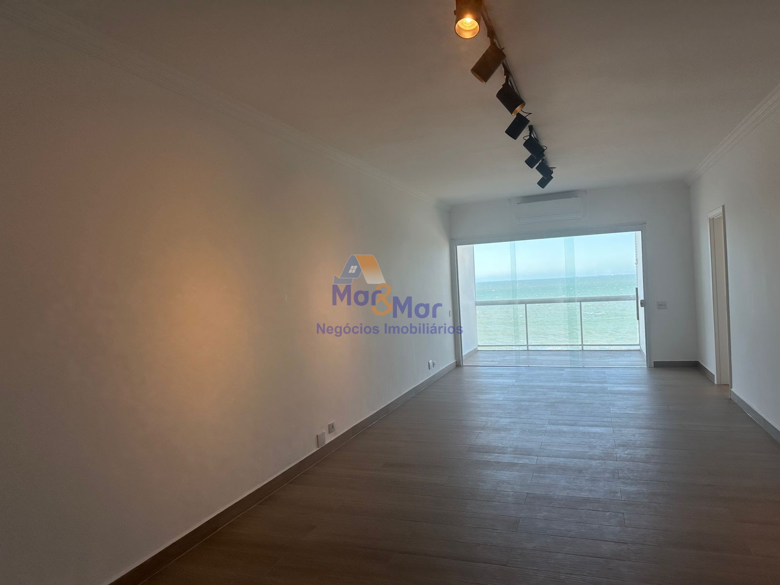 Apartamento Frente ao Mar nas Pitangueiras, Guarujá - SP