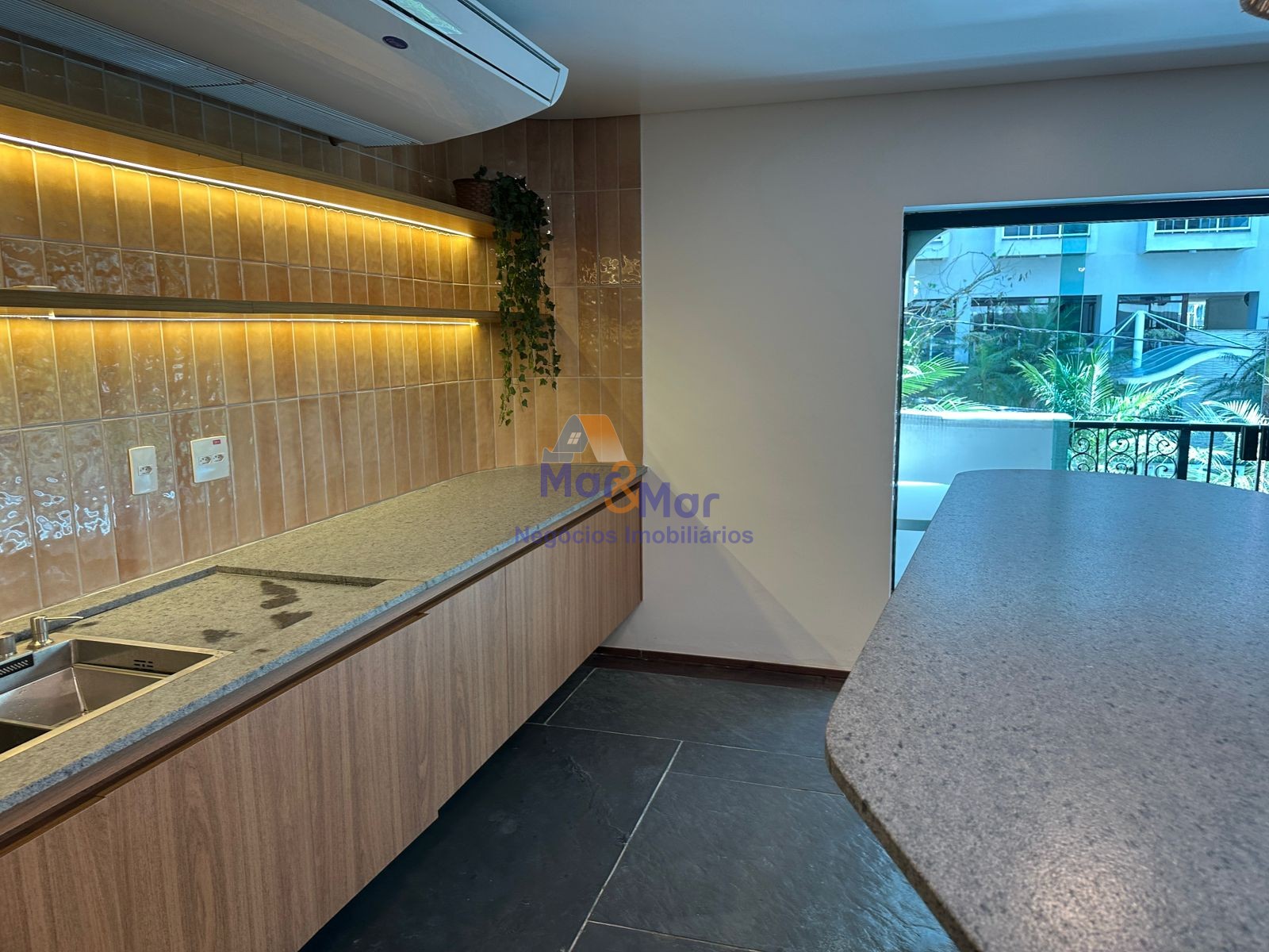 Apartamento na Praia das Pitangueiras, Guarujá - SP