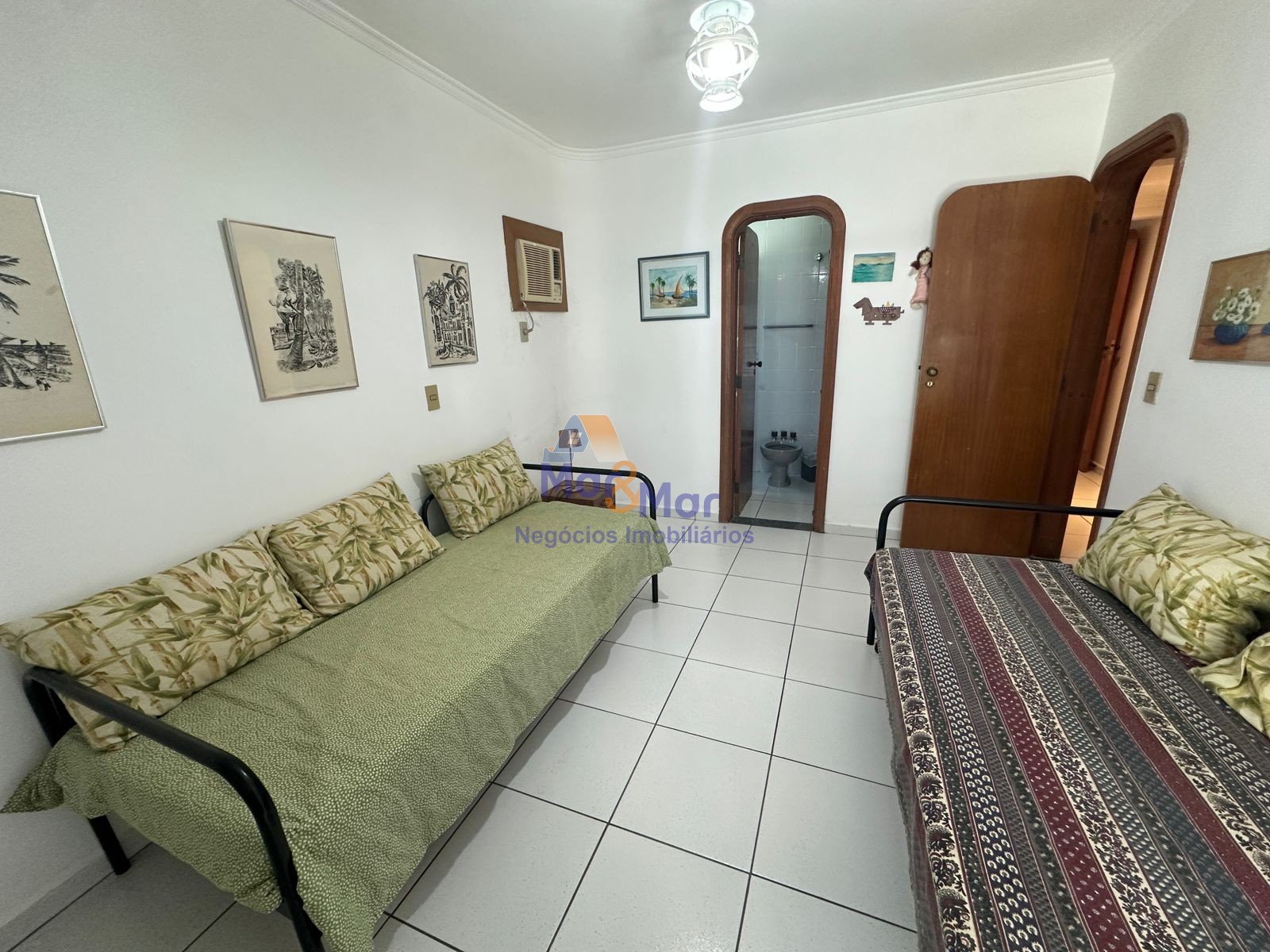 Apartamento na Praia das Pitangueiras, Guarujá - SP