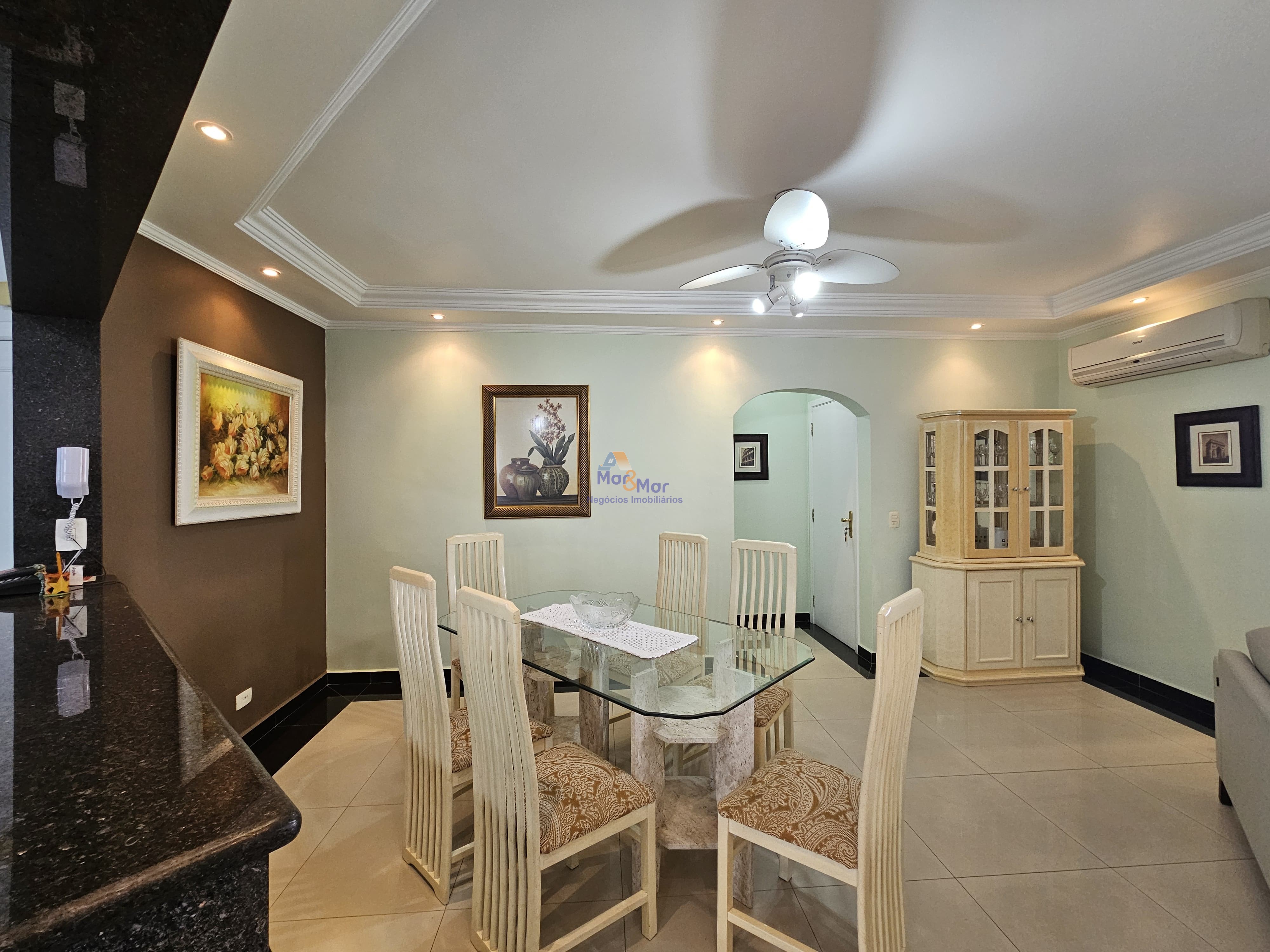 Apartamento na Praia das Pitangueiras, Guarujá - SP