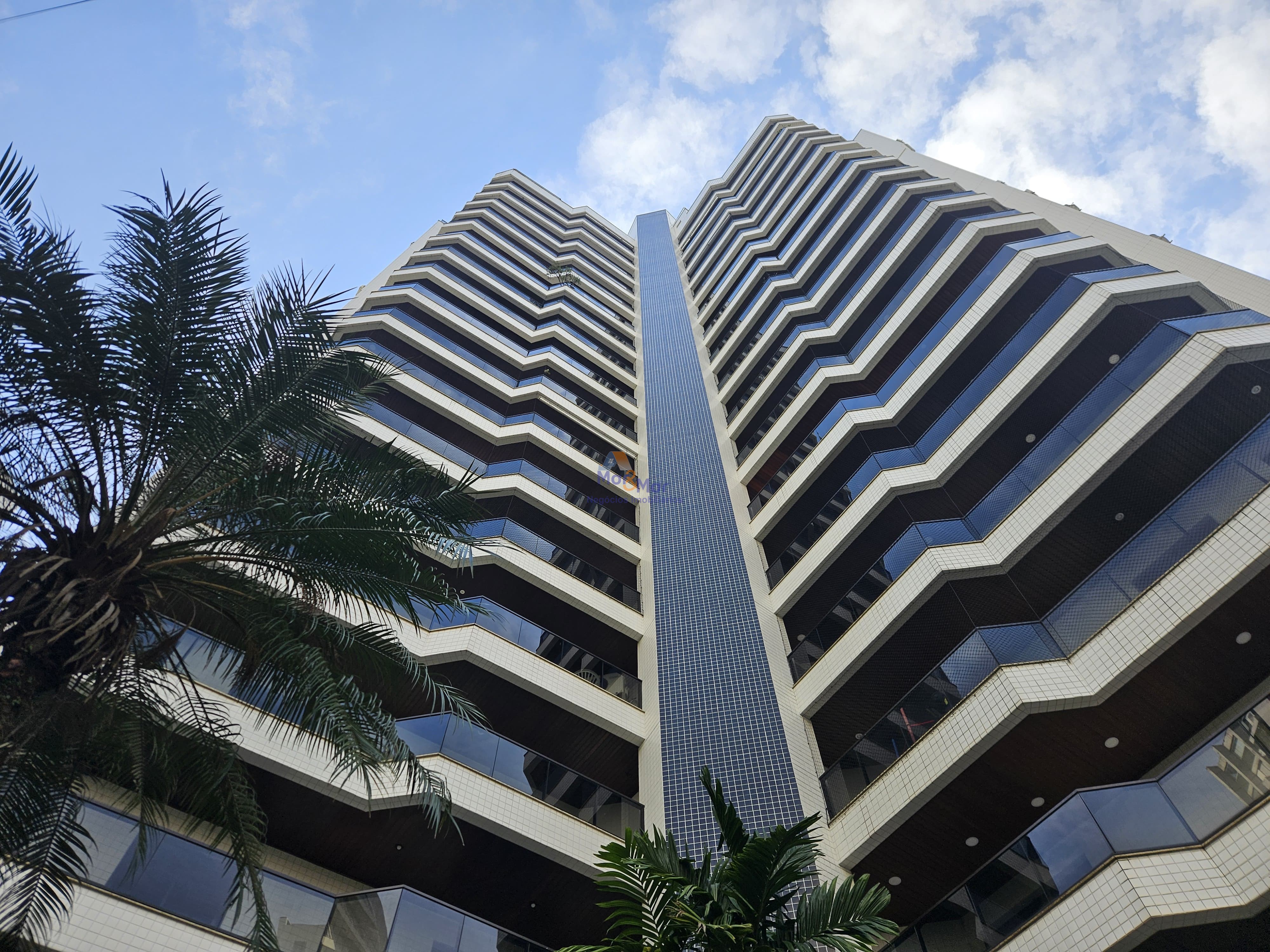 Apartamento na Praia das Pitangueiras, Guarujá - SP
