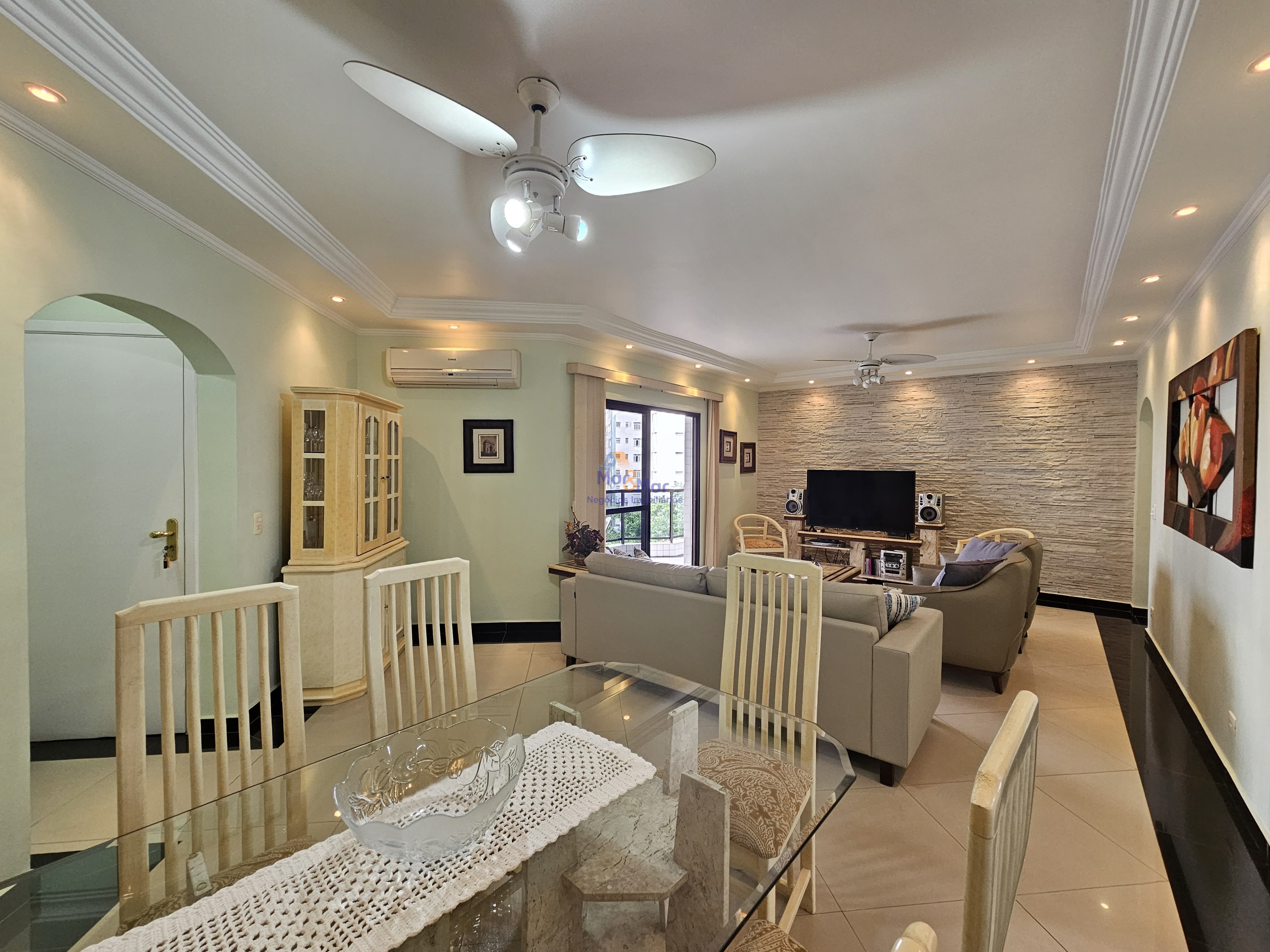 Apartamento na Praia das Pitangueiras, Guarujá - SP