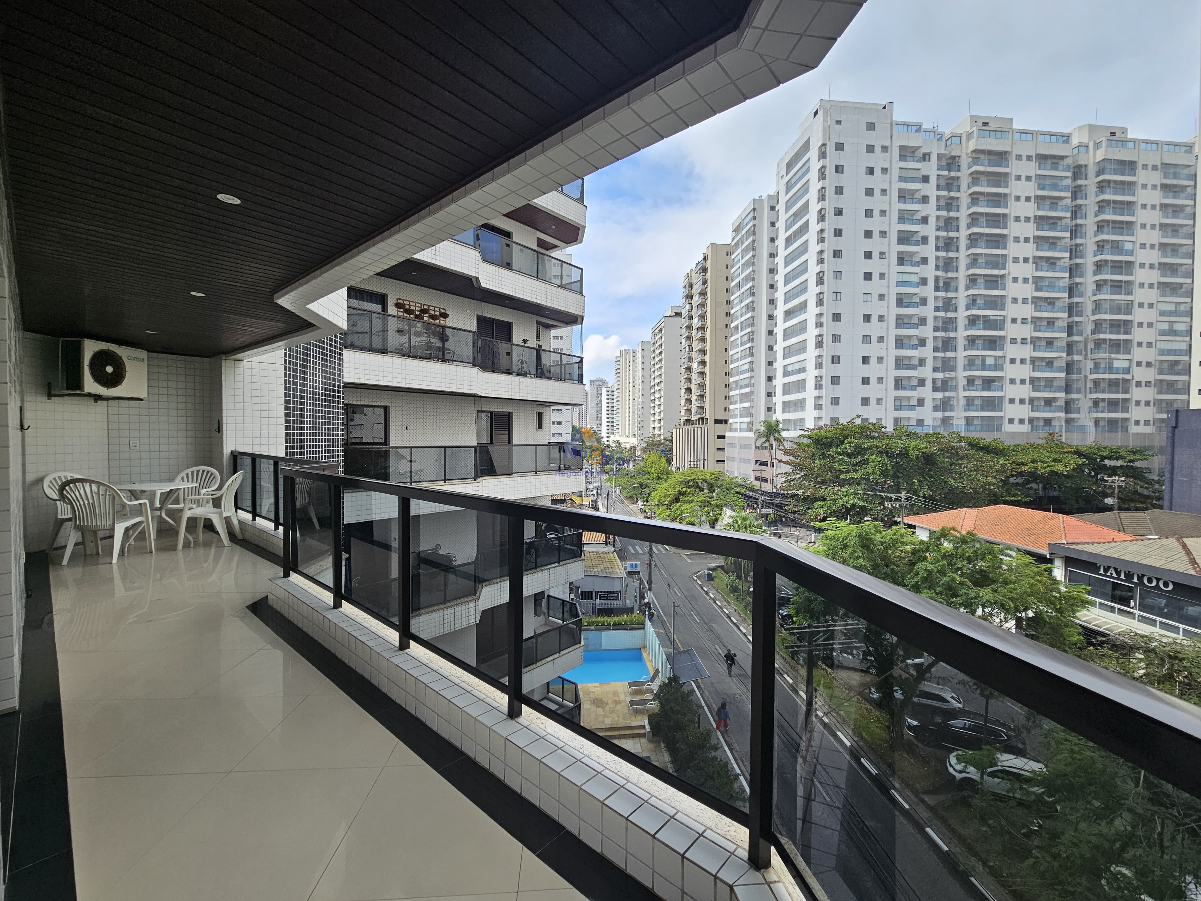 Apartamento na Praia das Pitangueiras, Guarujá - SP