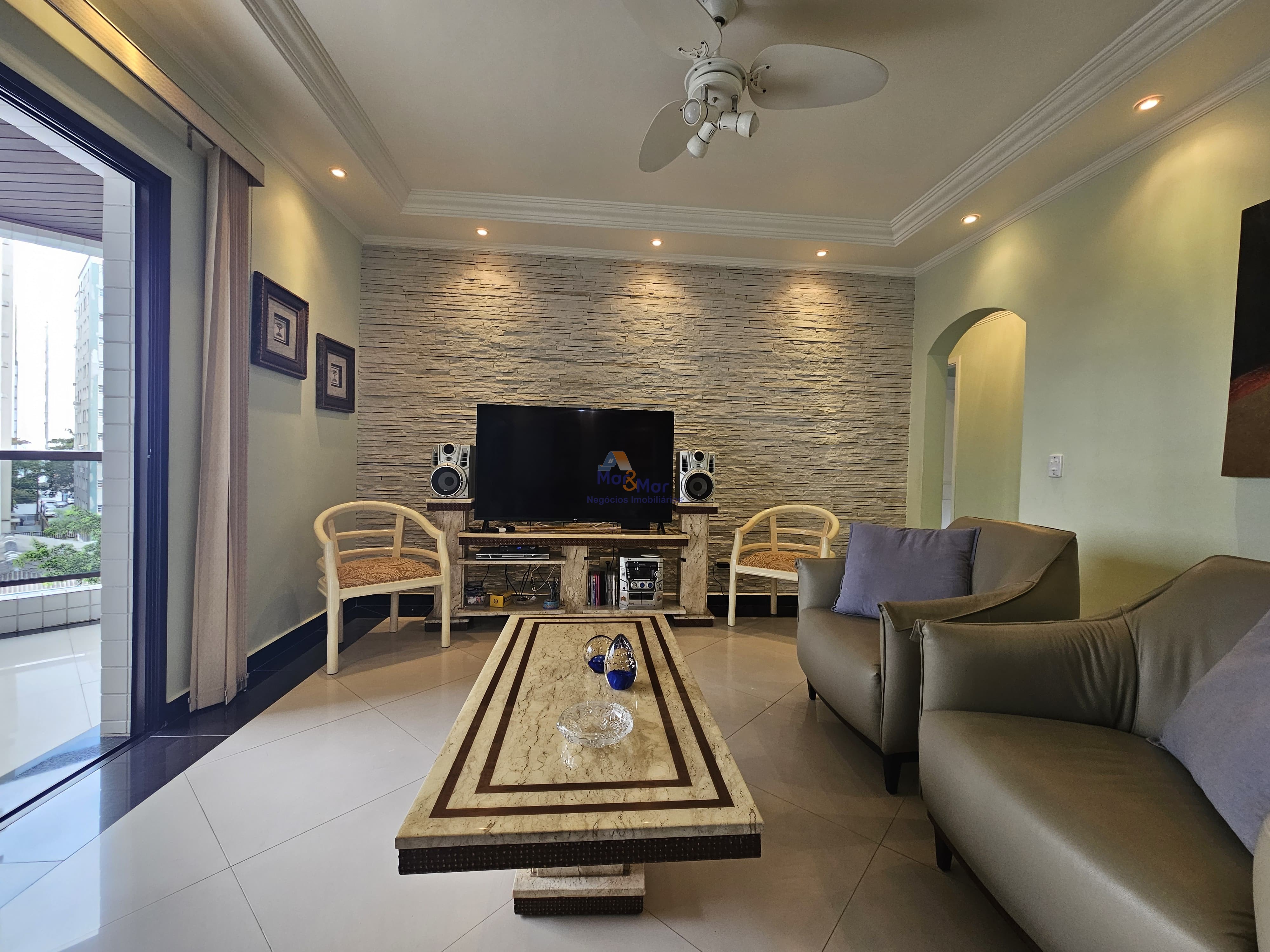 Apartamento na Praia das Pitangueiras, Guarujá - SP