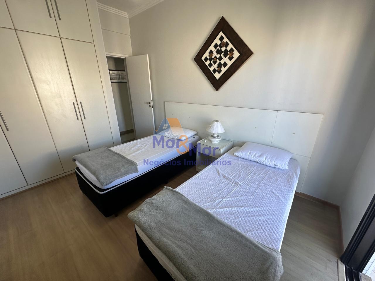 Apartamento na Praia das Pitangueiras, Guarujá - SP