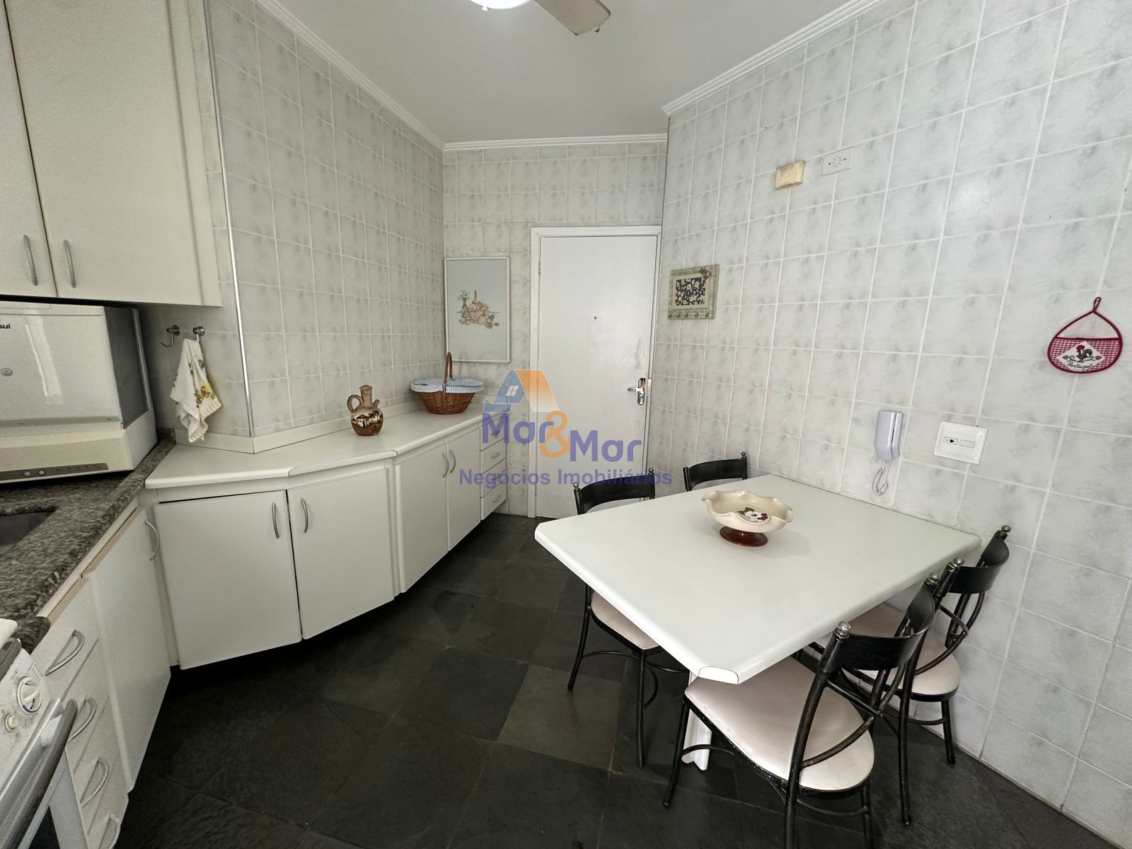 Apartamento na Praia das Pitangueiras, Guarujá - SP