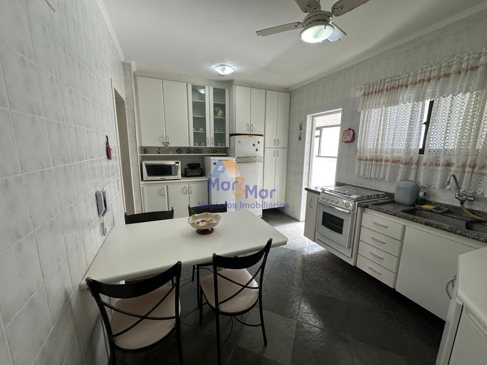 Apartamento na Praia das Pitangueiras, Guarujá - SP