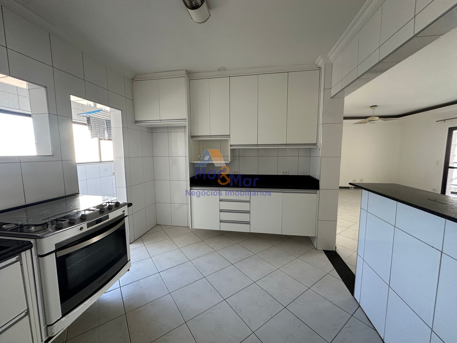 Apartamento na Praia das Pitangueiras, Guarujá - SP